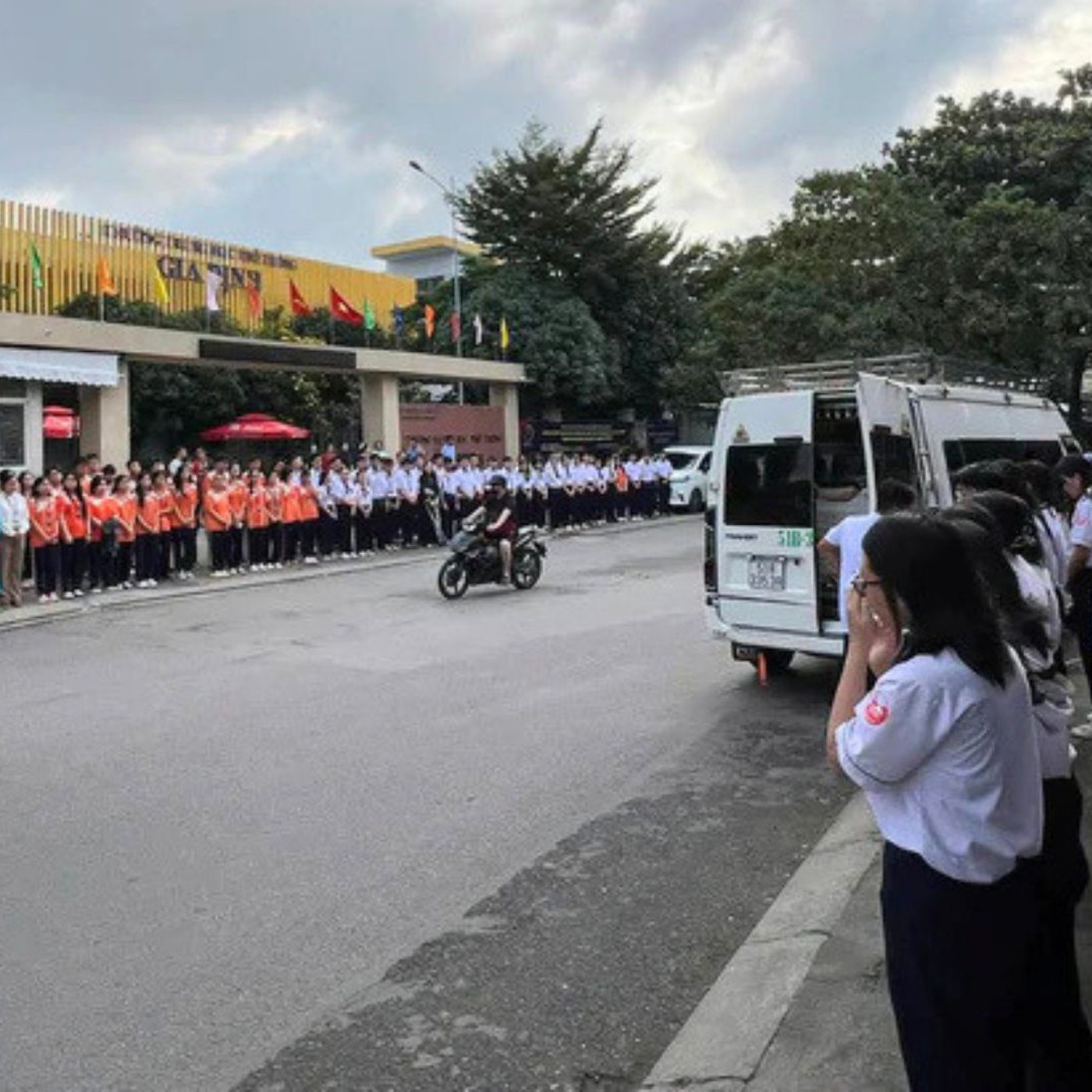 Xúc động thầy cô, bạn bè tiễn biệt nam sinh Trường THPT Gia Định ra đi vì ung thư xương
