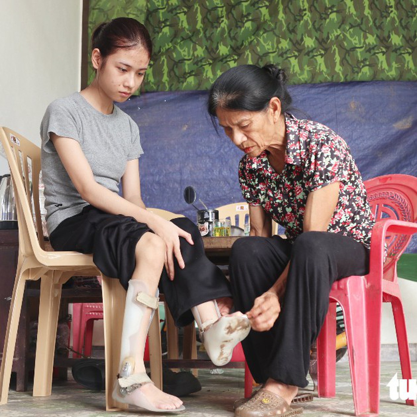Mười năm đến trường trên đôi vai mẹ, cô gái khuyết tật chạm cửa đại học
