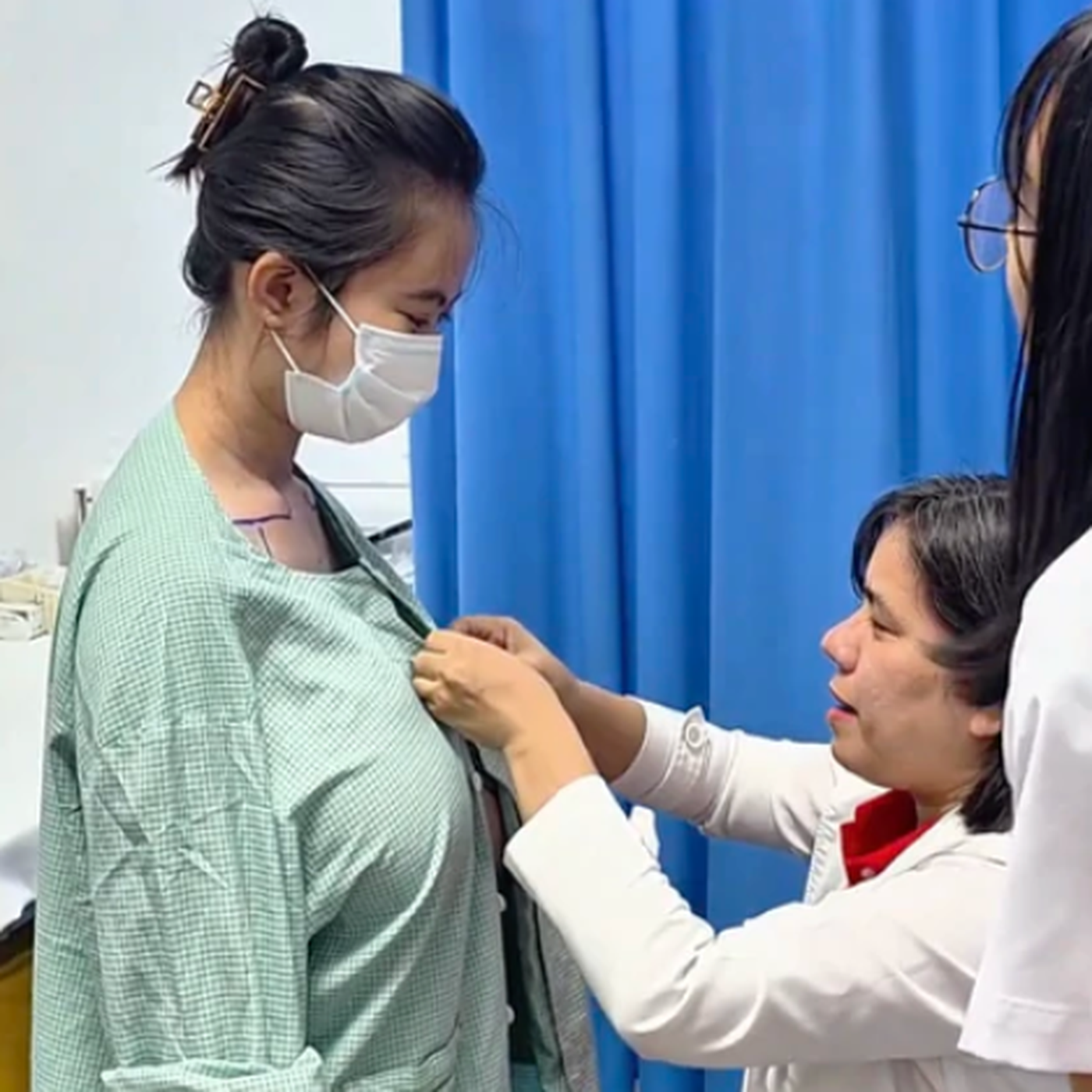 Cô gái mang khối u xơ tuyến vú 5kg suốt bảy năm vì lầm tưởng ngực phát triển tuổi dậy thì