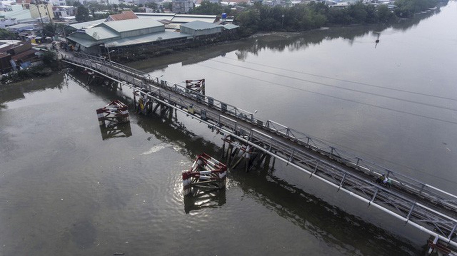 Hiểm nguy rình rập từ những cây cầu... sắp sập - Ảnh 3.