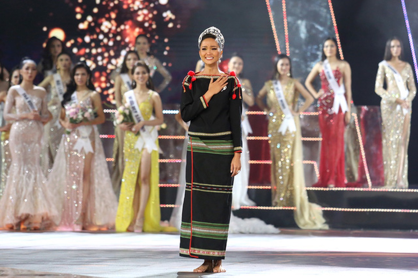 Showbiz Việt 2019: Ngập tình yêu và cảm hứng, nhưng ứng xử vẫn đáng báo động - Ảnh 2.