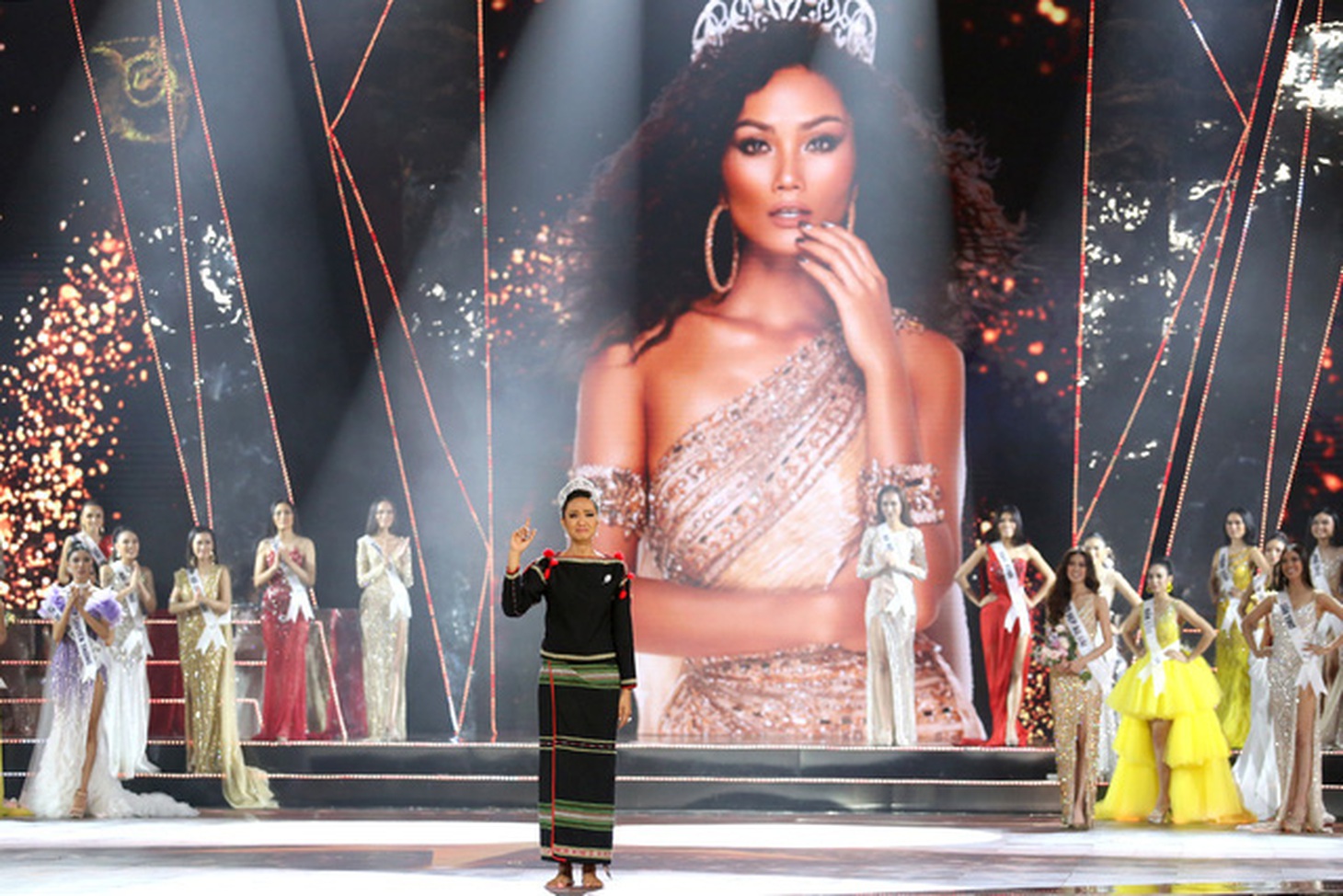 Showbiz Việt 2019: Ngập tình yêu và cảm hứng, nhưng ứng xử vẫn đáng báo động - Ảnh 3.