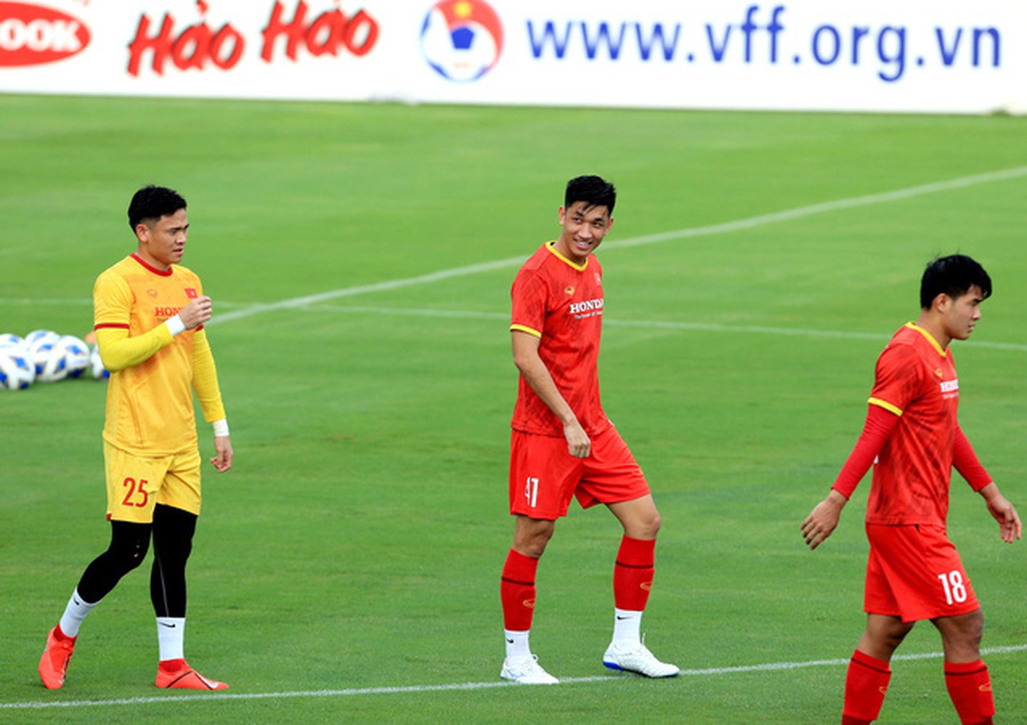 Công Phượng trở lại tập luyện cùng đội tuyển để chuẩn bị đá với Trung Quốc - Ảnh 4.