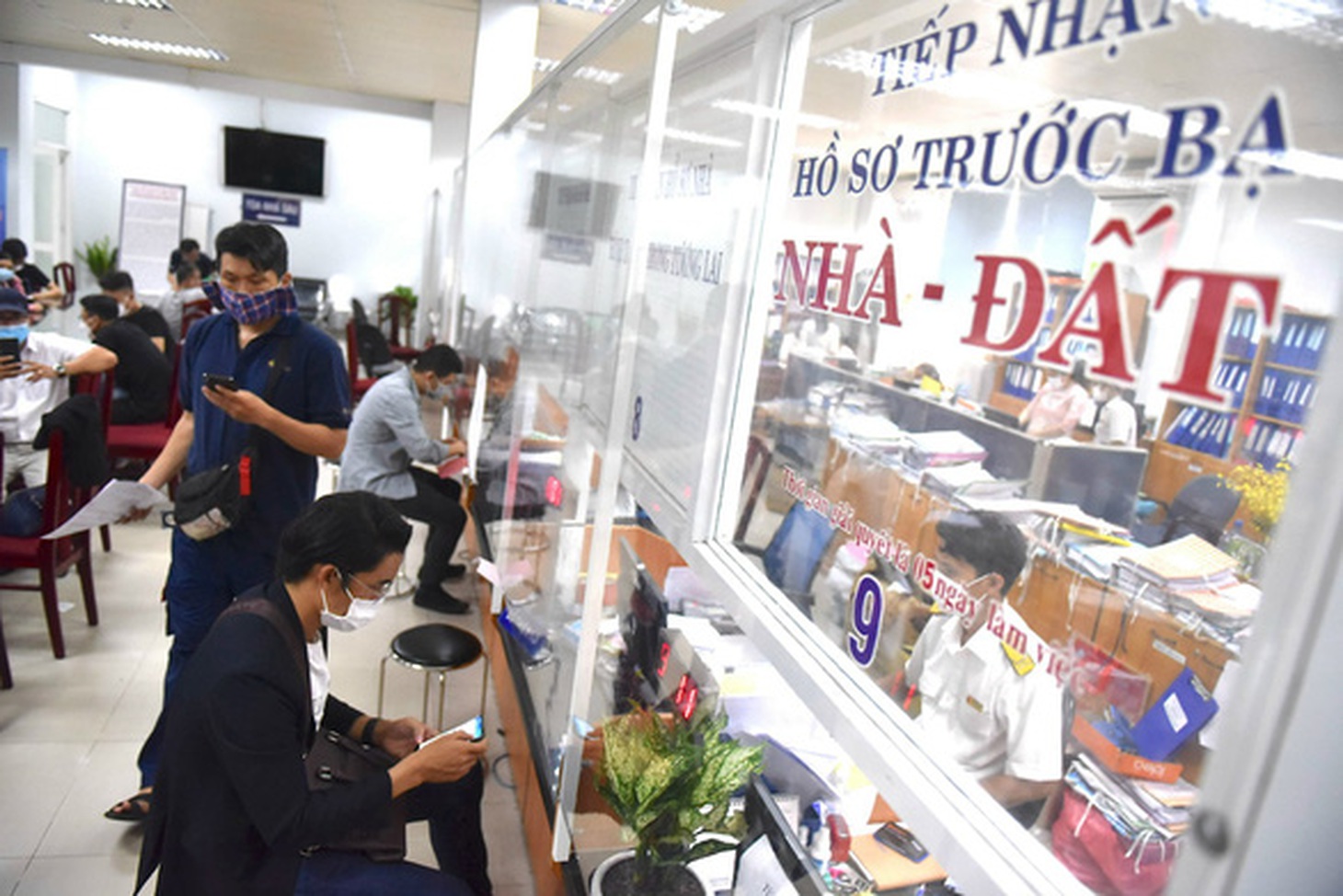 Nộp thuế nhà đất - Ảnh: NGỌC PHƯỢNG