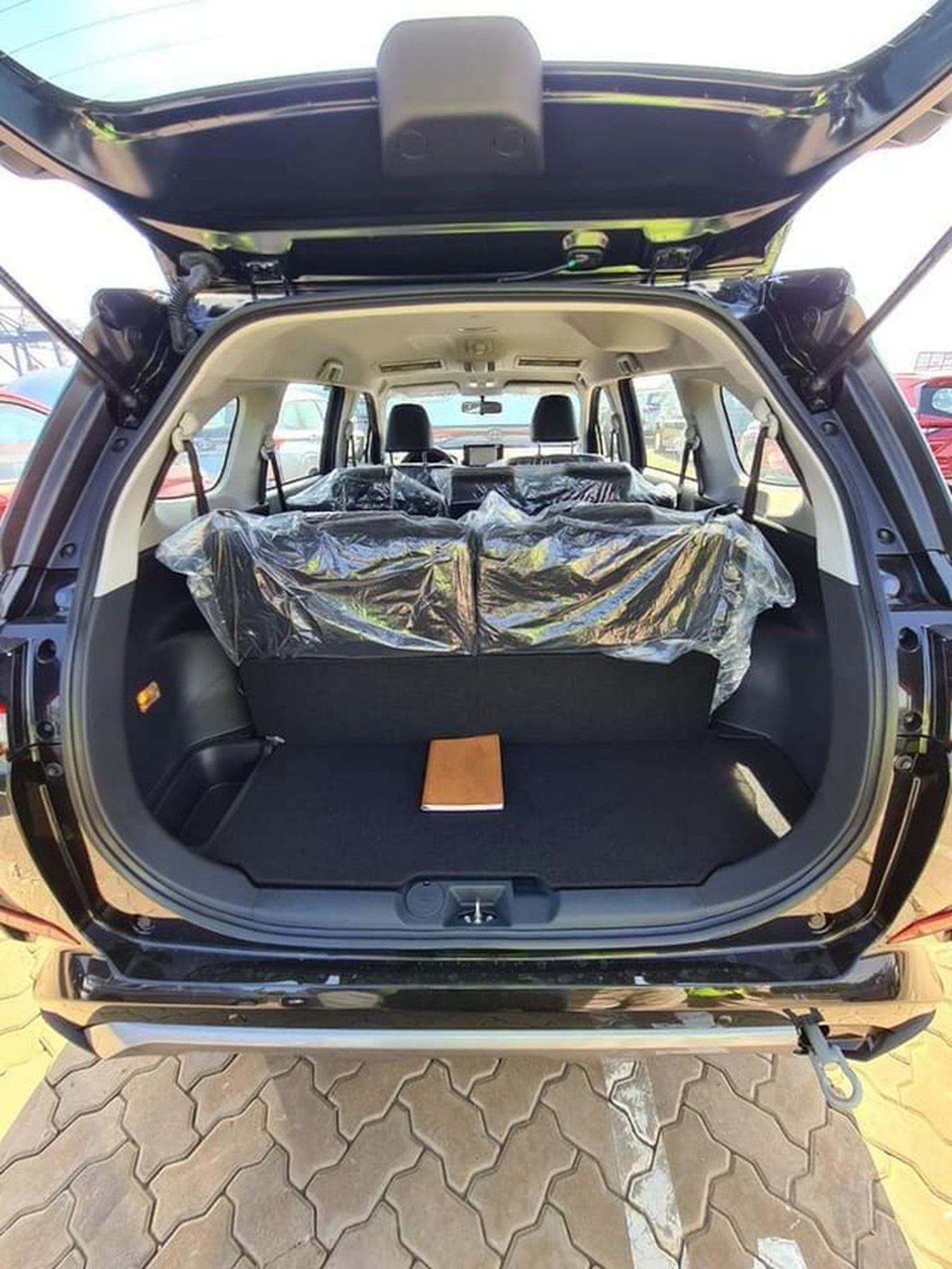 Lô Toyota Veloz Cross đầu tiên về Việt Nam: Xe gầm cao thay Innova và Rush cạnh tranh Xpander - Ảnh 7.