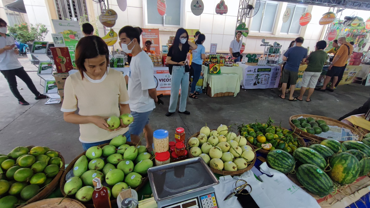 Người dân TP.HCM chi tiền triệu mua đặc sản vùng miền ăn Tết - Ảnh 5.