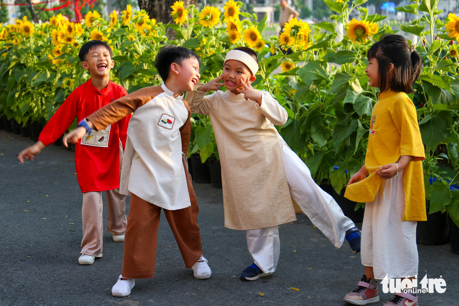 Chưa khai mạc, đường hoa Phú Mỹ Hưng đã hút khách - Ảnh 7.