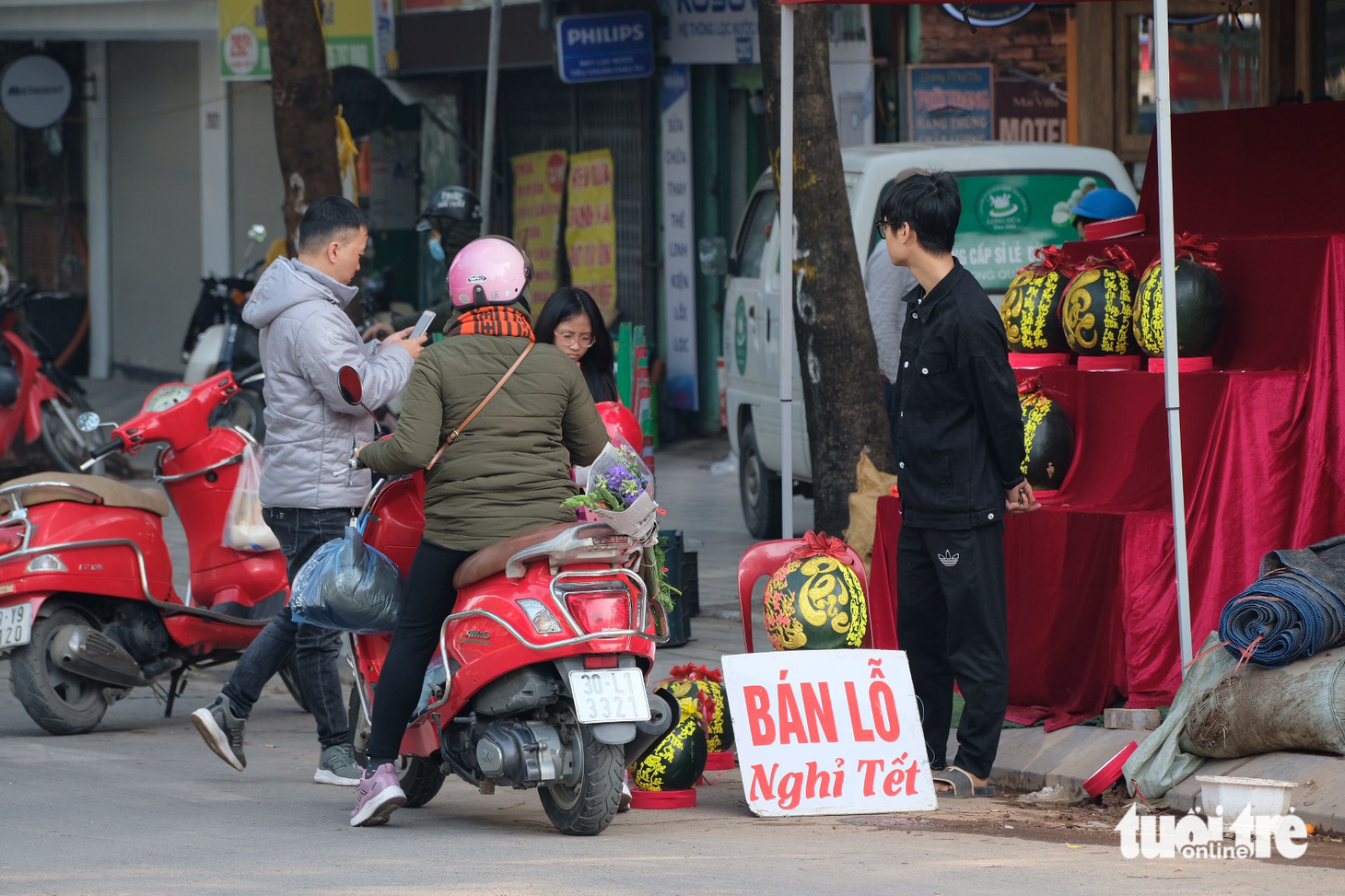 Xả hàng hoa 30 Tết: Không mặc cả, mệt lắm rồi - Ảnh 7.