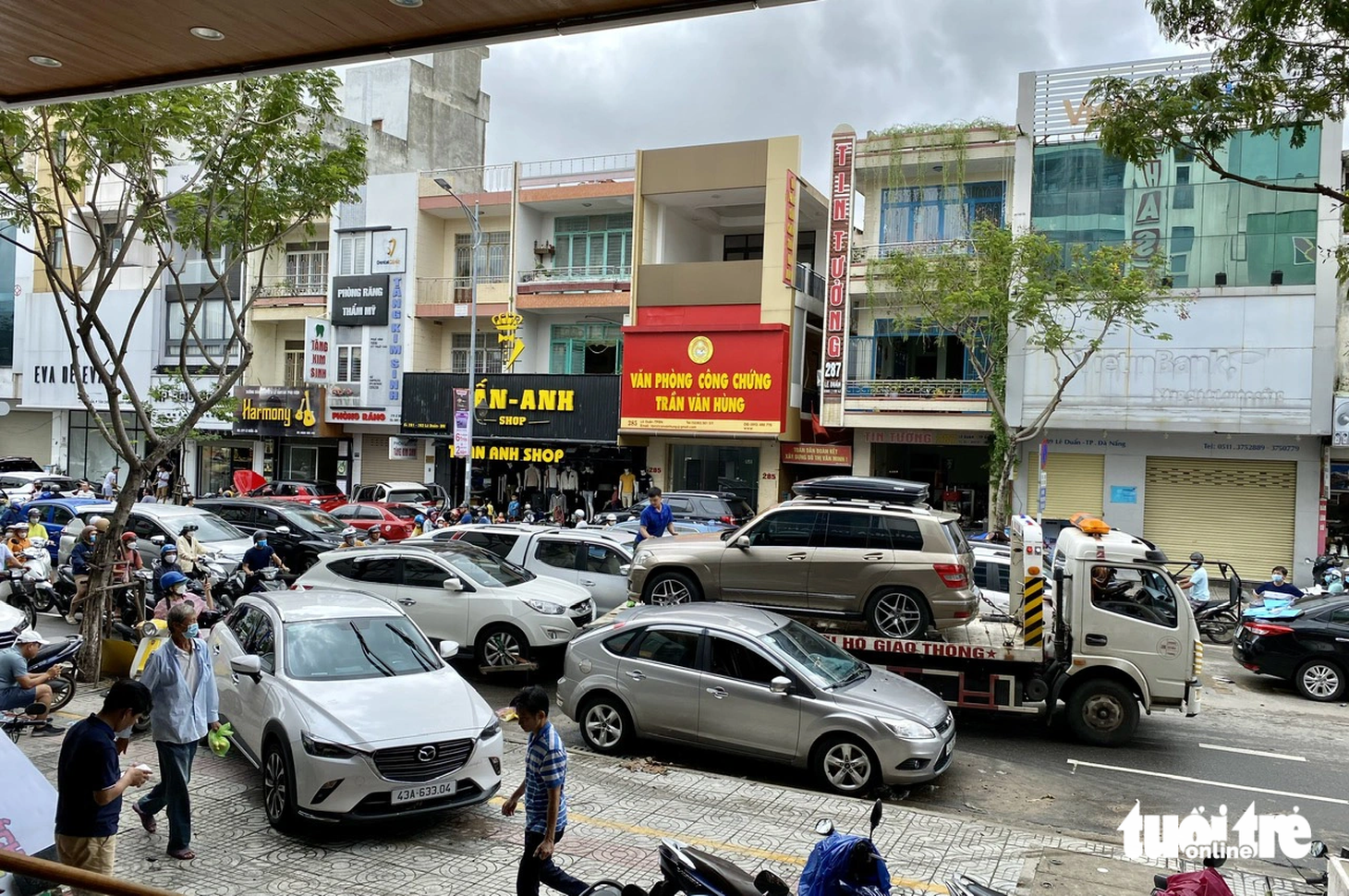 Xe cứu hộ giải cứu những chiếc xe ngập nước nằm la liệt trên đường Lê Duẩn sau đợt mưa lớn năm 2022 - Ảnh: TRƯỜNG TRUNG