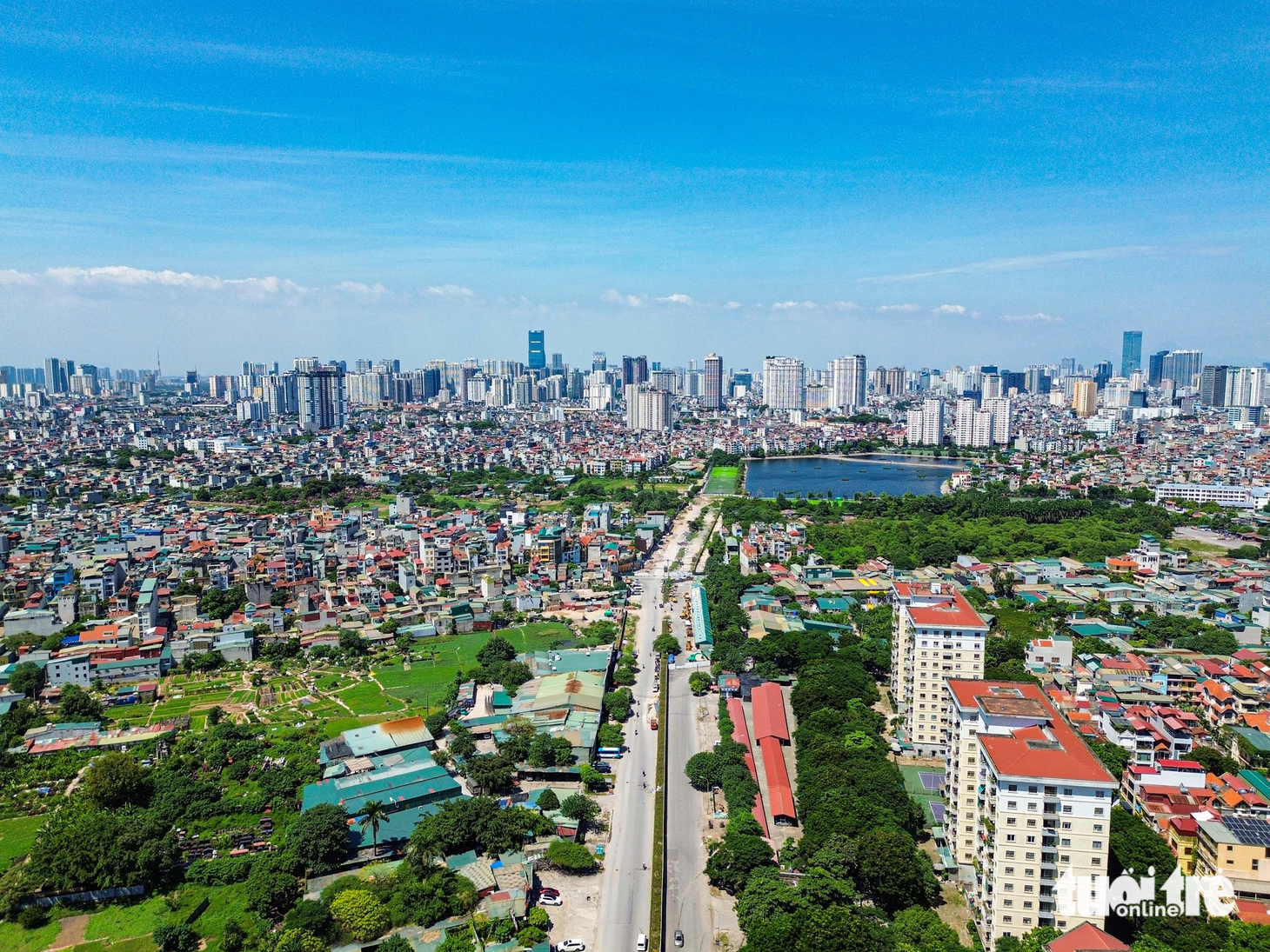 Đoạn đường từ ngõ 192 Lê Trọng Tấn đến cuối tuyến được triển khai dang dở đã trở thành nơi tập kết rác, mùi hôi thối nồng nặc, ảnh hưởng không nhỏ tới cuộc sống của người dân và tài xế đi lại - Ảnh: HỒNG QUANG