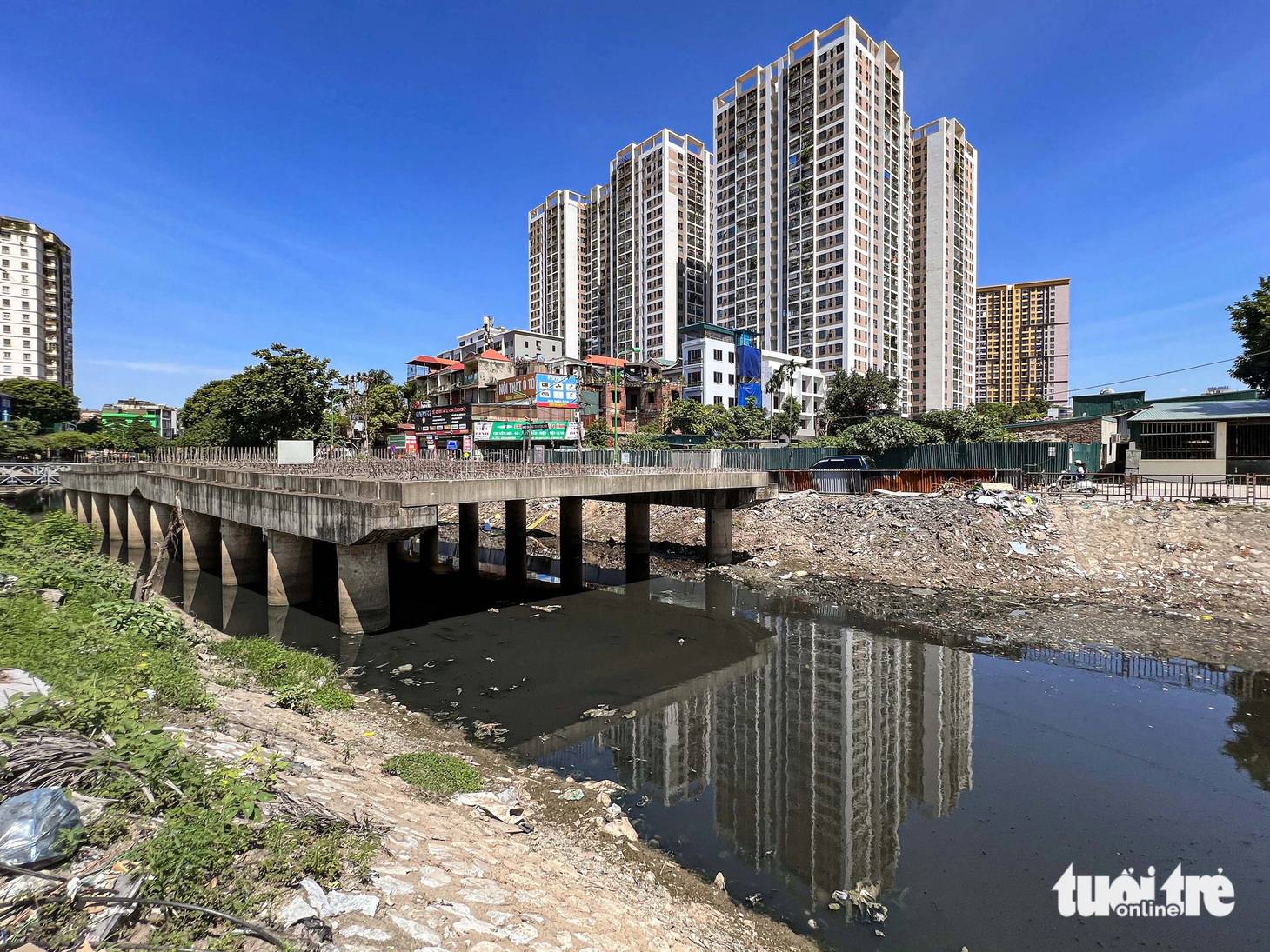 Công trình cầu vượt sông Lừ trên tuyến bỏ hoang nhiều năm, rêu phủ kín từng mảng bê tông, sắt thép hoen gỉ - Ảnh: HỒNG QUANG