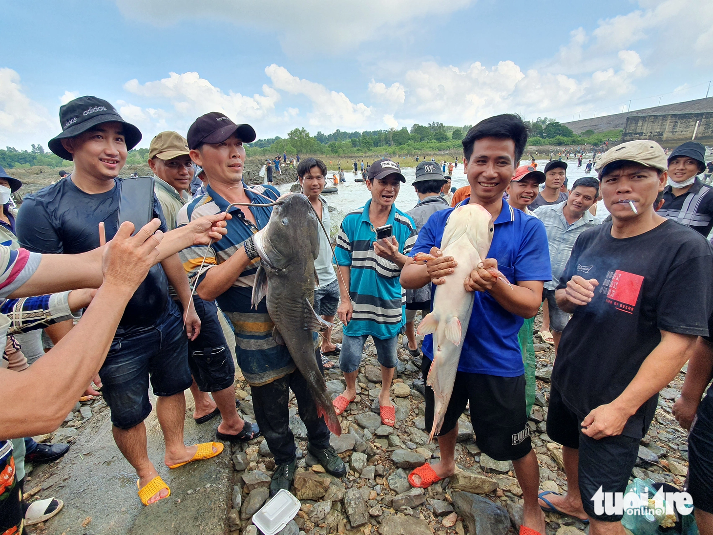 Một nhóm trúng mánh hai con "thủy quái" khủng nặng hơn 10kg