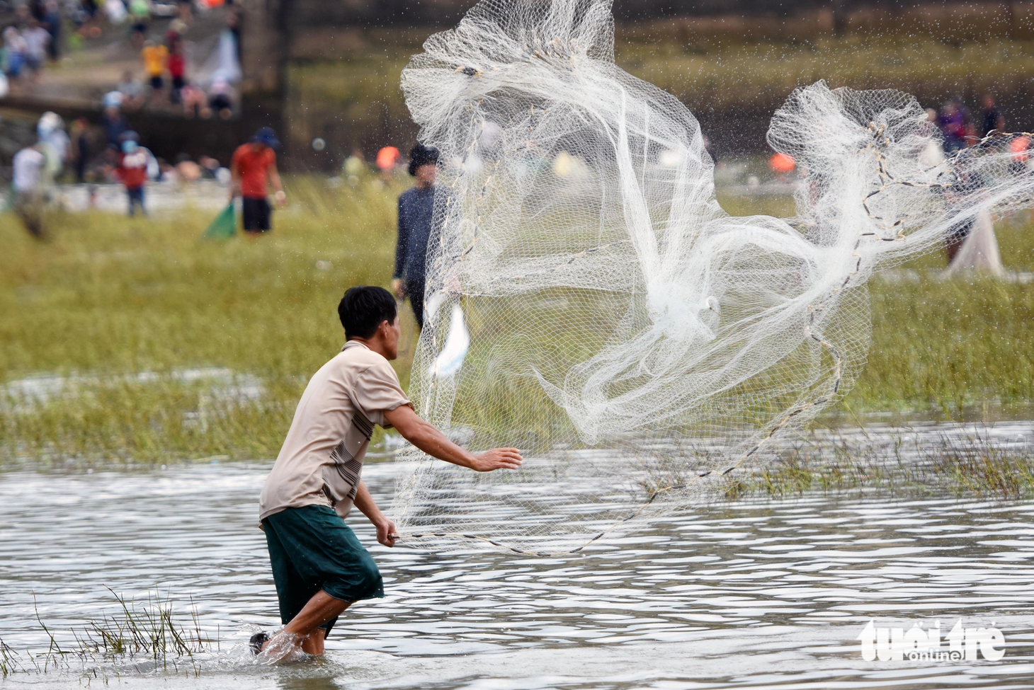 Thủy điện Trị An ngừng xả tràn là thời điểm người dân trông chờ nhất để trẩy hội bắt cá