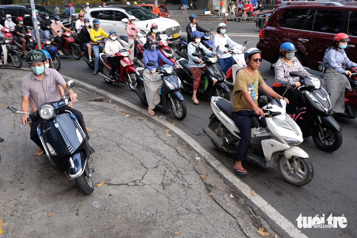 Nhà ở quận Bình Tân, để di chuyển đến chỗ làm việc ở quận 3, mỗi sáng chị Thùy Dương (25 tuổi) đều phải chạy dọc theo đường 3 Tháng 2, đi qua vòng xoay để ra hướng đường Điện Biên Phủ. Chị cho biết vị trí này hầu như đều ùn tắc vào giờ cao điểm các ngày trong tuần. "Khi đi qua đây phải chú ý quan sát vì rất dễ va quẹt với các xe khác", chị Dương chia sẻ kinh nghiệm - Ảnh: PHƯƠNG NHI