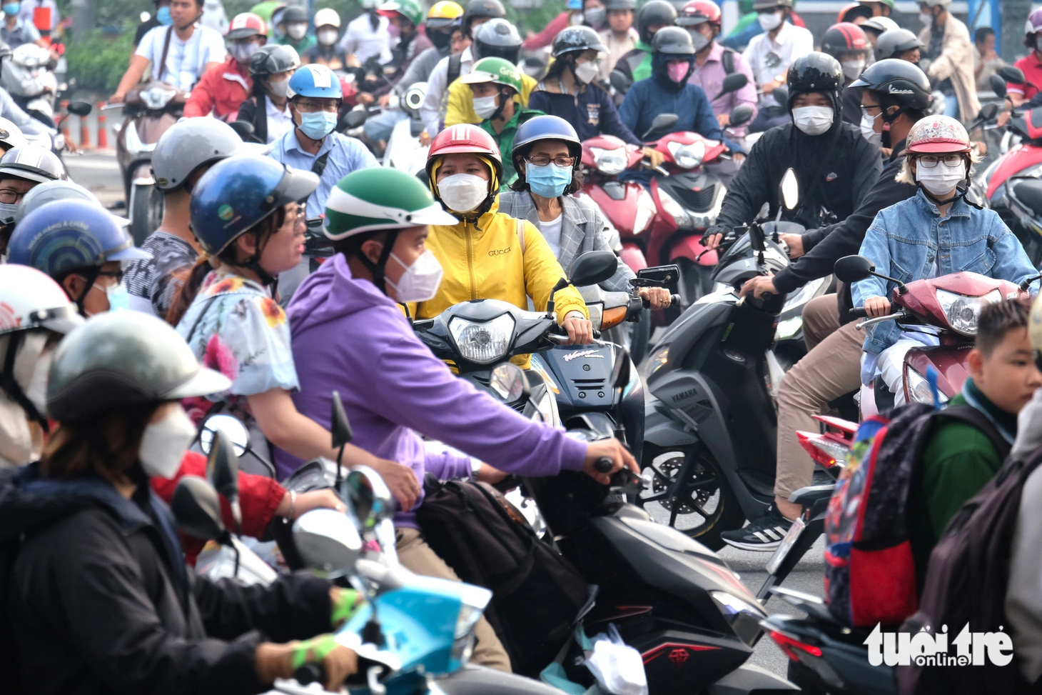 Sáng sớm, xe cộ đổ về từ các tuyến đường 3 Tháng 2, Cách Mạng Tháng Tám, Võ Thị Sáu tạo nên cảnh tượng hỗn loạn tại khu vực vòng xoay Công trường Dân Chủ - Ảnh: PHƯƠNG NHI