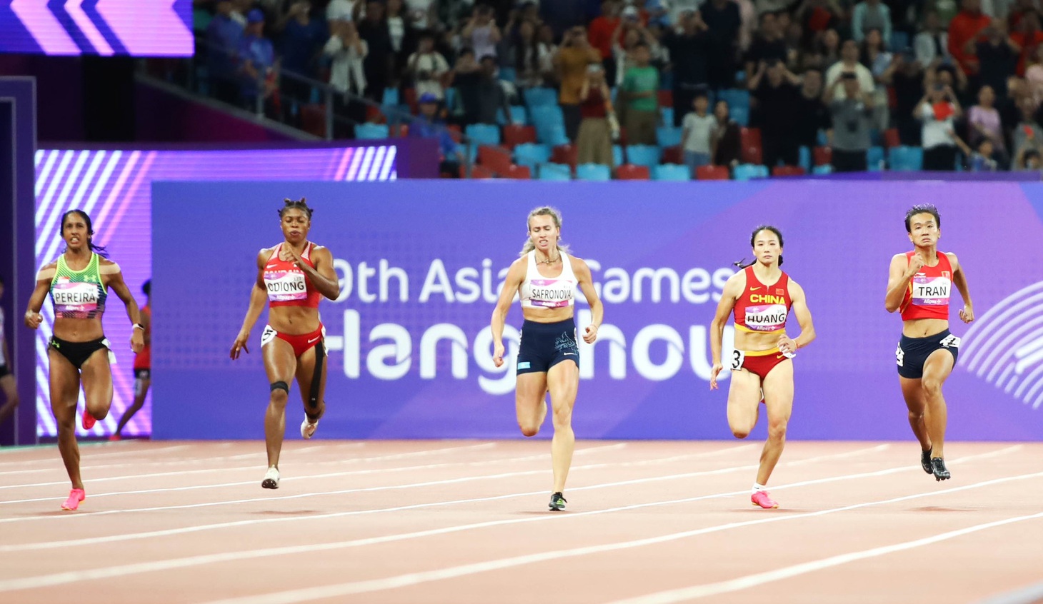 VĐV Trần Thị Nhi Yến (bìa phải) tham dự cự ly chạy 100m, 200m Asiad 19. Dù rất nỗ lực nhưng cô không thể có huy chương - Ảnh: QUÝ LƯỢNG