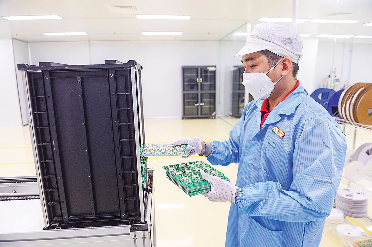 Sản xuất chip tại Công ty TNHH MTV công nghệ cao Điện Quang trong khu công nghệ cao, TP Thủ Đức, TP.HCM - Ảnh: QUANG ĐỊNH