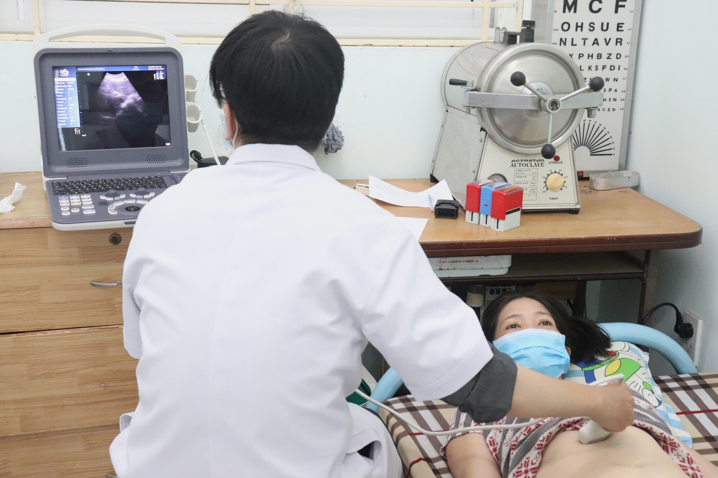 Người dân được siêu âm tại chương trình - Ảnh: X.MAI