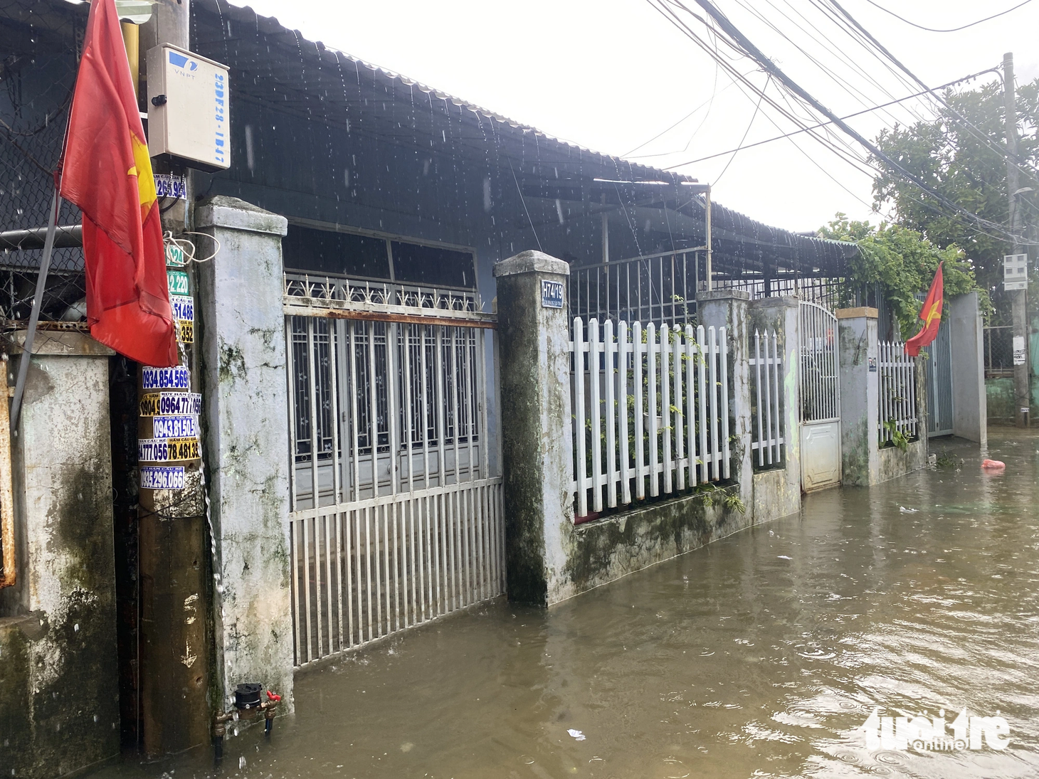 Cùng vị trí khu dân cư thì sáng 17-10 đã ngập nước trở lại