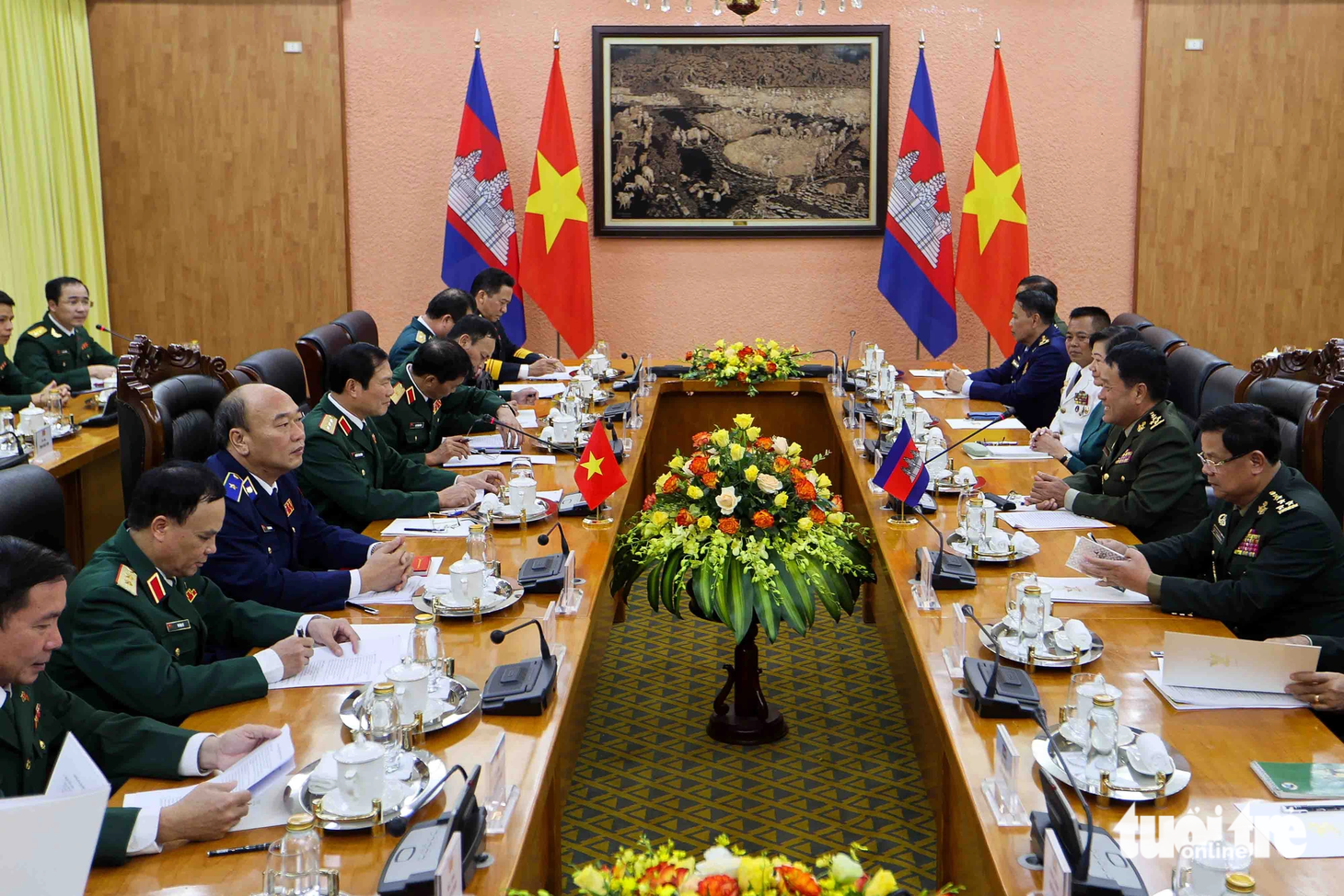 Thượng tướng Nguyễn Tân Cương, tổng tham mưu trưởng&nbsp;Quân đội nhân dân Việt Nam, thứ trưởng Bộ Quốc phòng và Đại tướng Vong Pisen, tổng tư lệnh Quân đội Hoàng gia Campuchia tại cuộc hội đàm chính thức