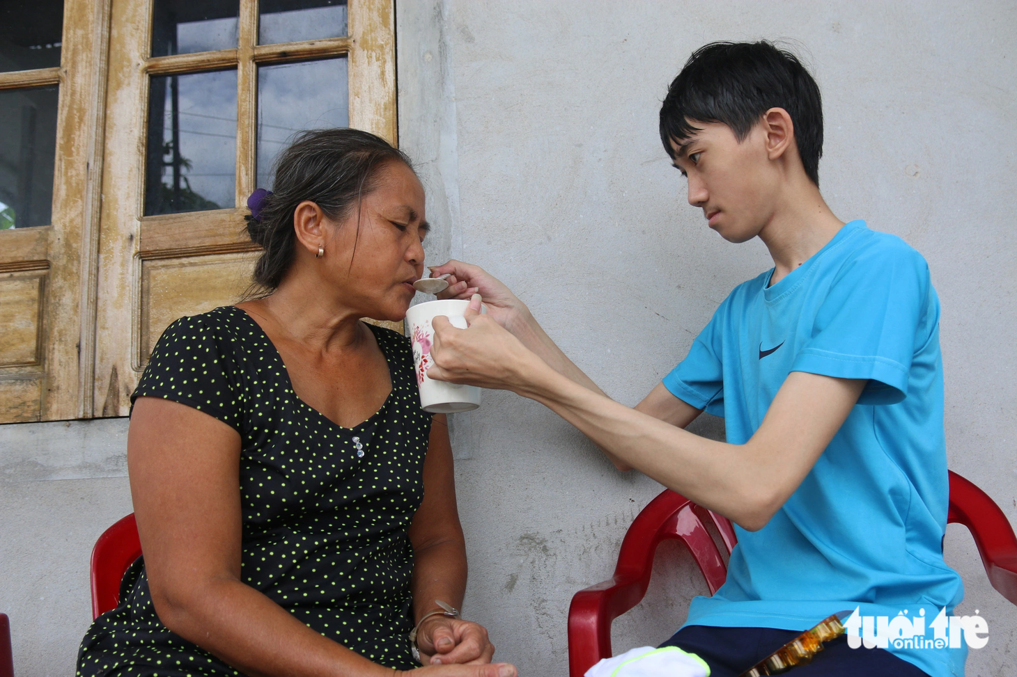 Mẹ của Sinh là bà Nguyễn Thị Thố bị bệnh tâm thần phân liệt. Hằng ngày Sinh cũng là người cho mẹ uống thuốc mỗi bận bà trở bệnh - Ảnh: NHẬT LINH