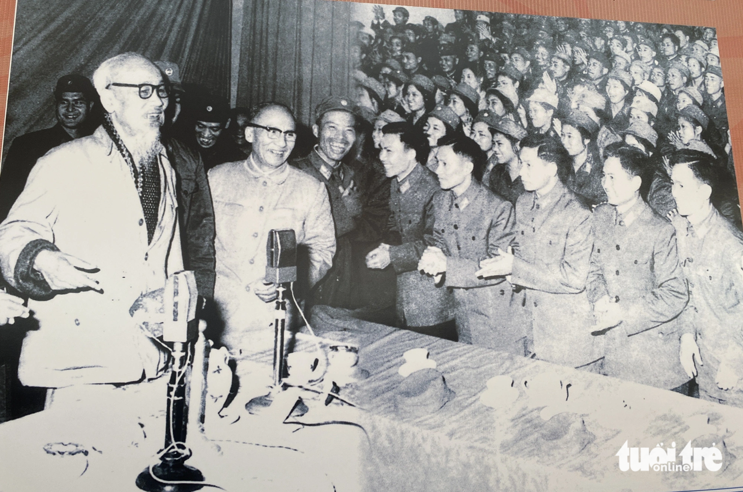 Chủ tịch Hồ Chí Minh thăm và chúc Tết Quân chủng Phòng không - Không quân tại Hội trường Quân chủng Tết Kỷ Dậu, ngày 16-2-1969 - Ảnh chụp lại