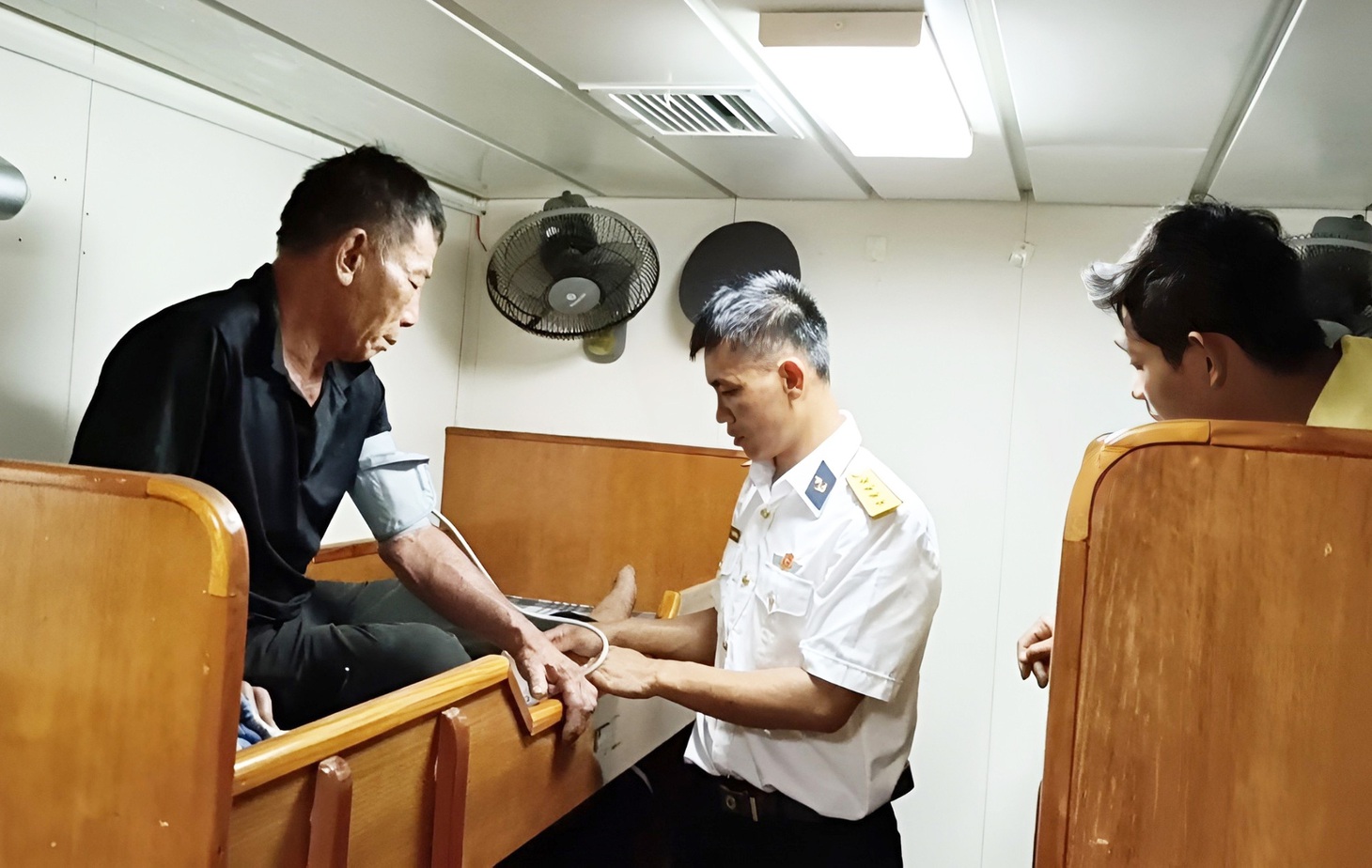 Khám sức khỏe cho ngư dân - Ảnh: Vùng 4 hải quân cung cấp