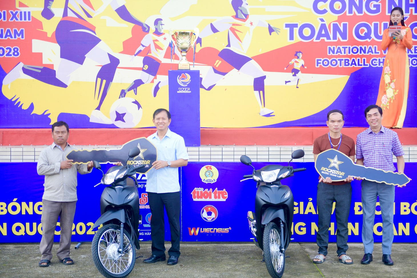 Ban tổ chức tặng 2 xe máy cho công nhân có hoàn cảnh khó khăn - Ảnh: QUANG ĐỊNH
