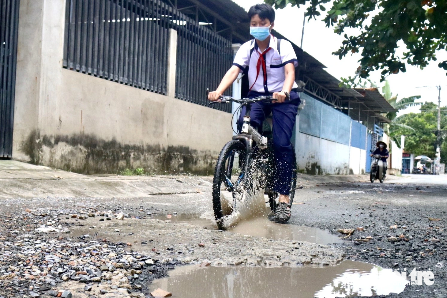 Một học sinh sụp "ổ gà" trên đường Giác Đạo - Ảnh: TIẾN QUỐC