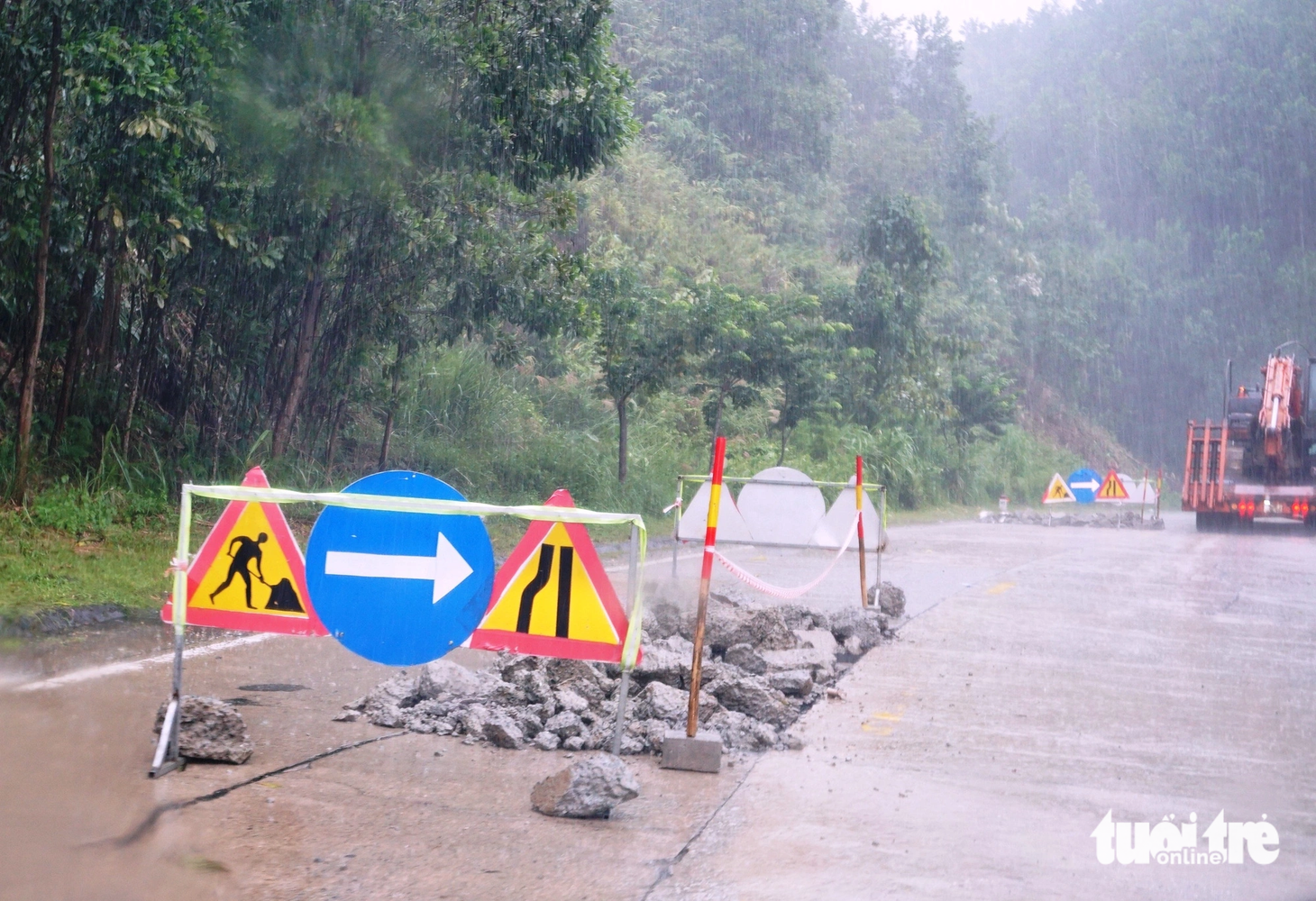 Xe tải tránh những đoạn đường đang bị hư - Ảnh: Đ.C.