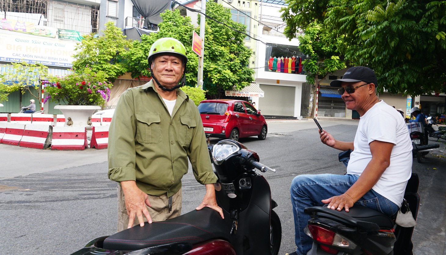 Ông Bơn nay đã 70 tuổi vẫn cần mẫn chạy xe ôm nuôi cháu vào giảng đường - Ảnh: TIẾN THẮNG