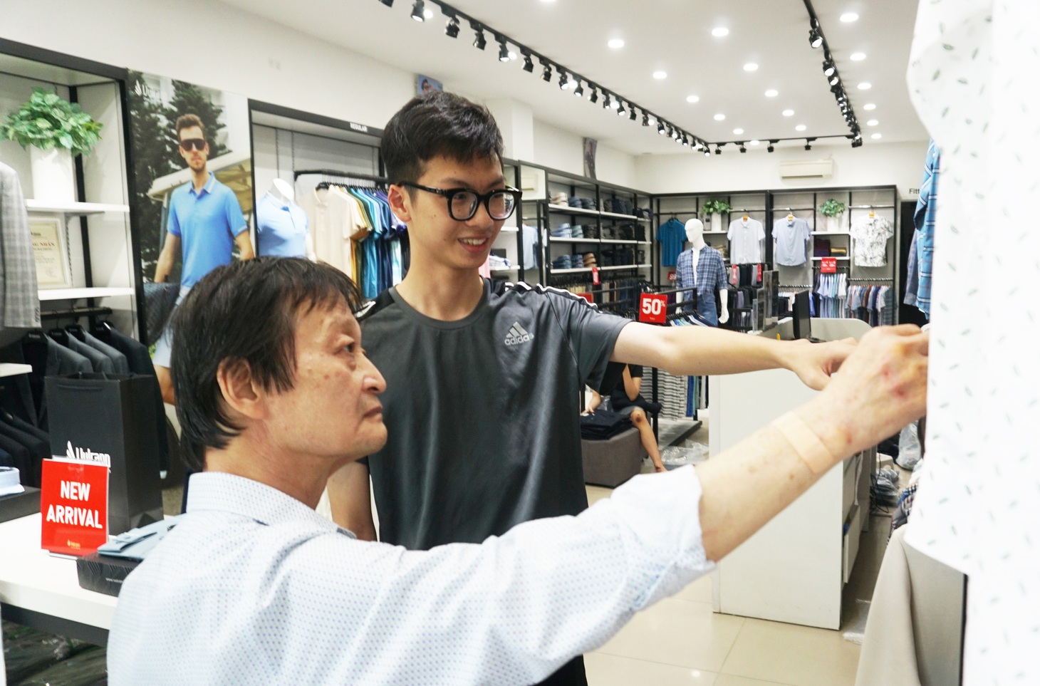 Tân sinh viên Đặng Kim Quang Minh đi làm thêm đỡ đần cho ông bà ngoại - Ảnh: TIẾN THẮNG