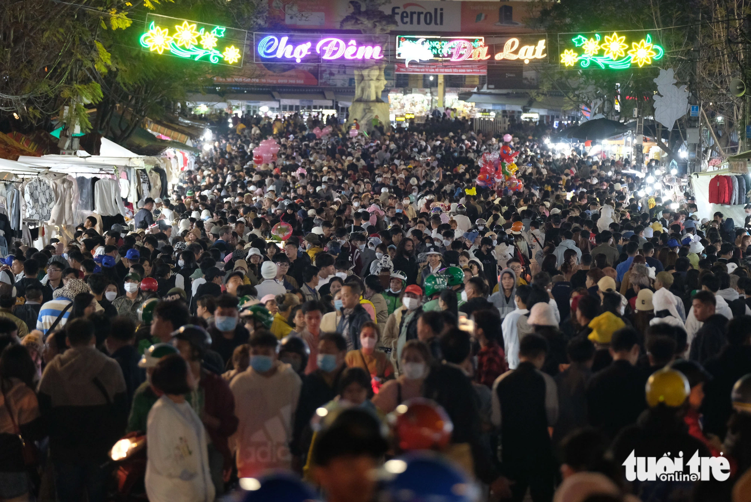Ban đêm đi đâu ở Đà Lạt? Đa số chỉ hướng đến chợ Đà Lạt - Ảnh: M.V.