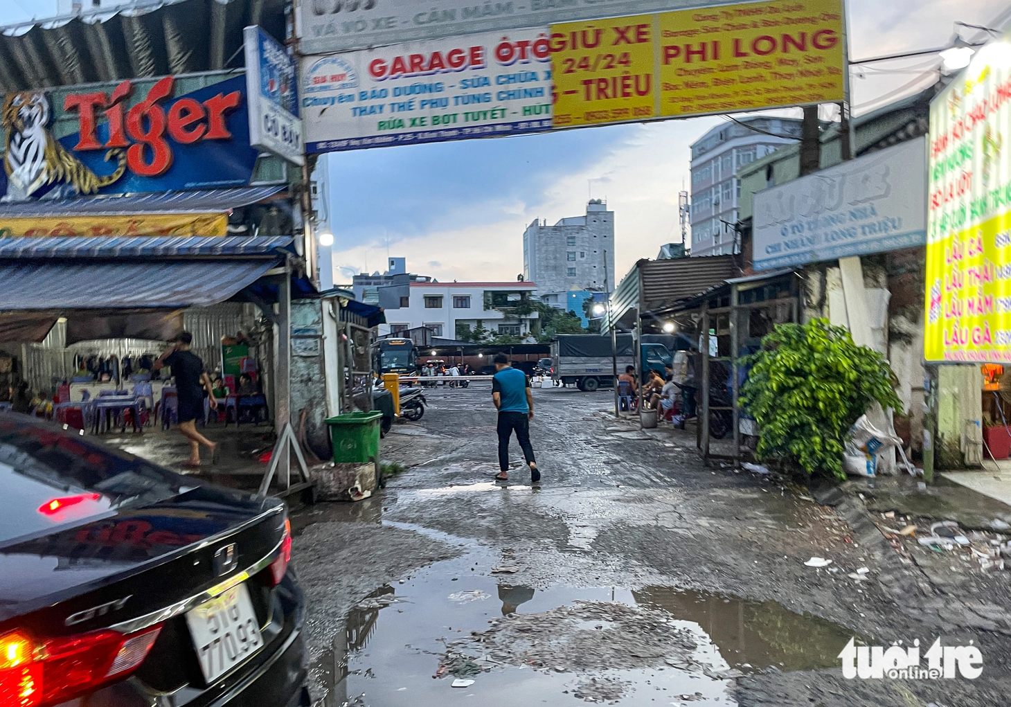Một "bến cóc" trên đường Ung Văn Khiêm (phường 25, quận Bình Thạnh) hoạt động trong vỏ bọc là nơi giữ xe, garage ô tô. Từ 17-18h mỗi ngày là khung giờ bến này hoạt động hối hả nhất