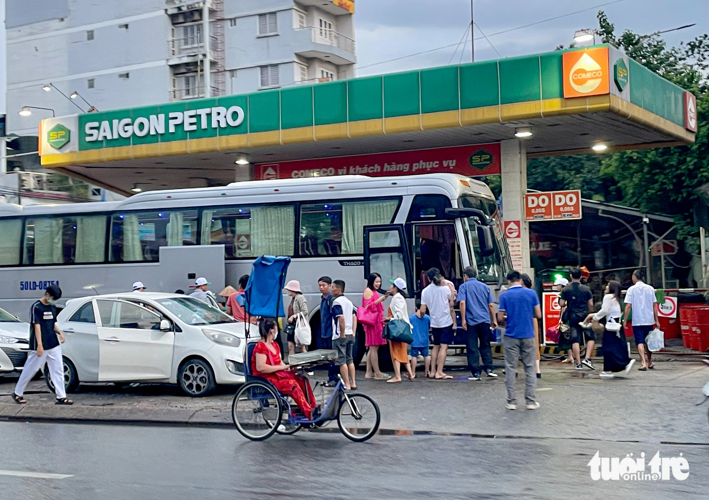 Cây xăng phía trước cổng số 1 bến xe Miền Đông cũng "biến" thành nơi đưa, rước khách nhộn nhịp