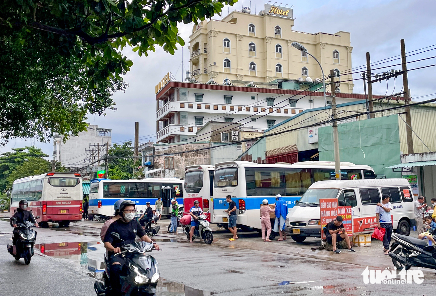 Cách đó khoảng 1km, trên đường Kha Vạn Cân (sát ga Bình Triệu, phường Hiệp Bình Chánh, TP Thủ Đức), các nhà xe cũng thản nhiên đưa rước khách