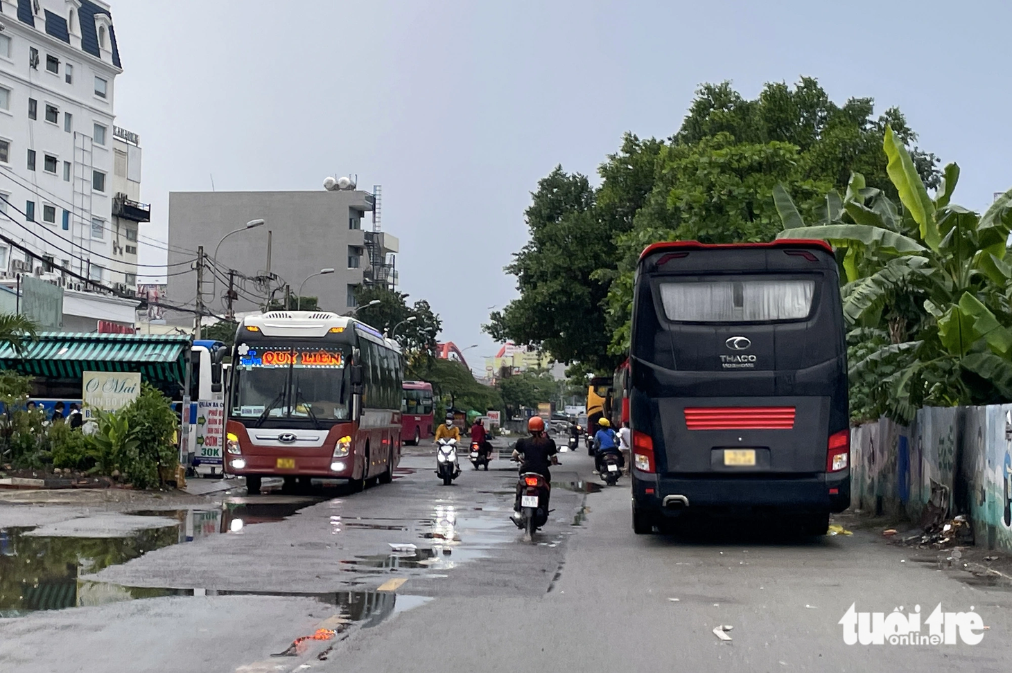 Mặc kệ biển cấm đậu xe theo ngày, dọc tuyến đường Kha Vạn Cân luôn có xe khách đậu cả hai phía, chiếm hết 1/2 chiều rộng đường