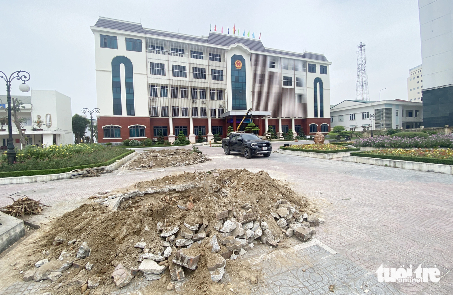 Khung cảnh vắng bóng cây xanh ở trụ sở UBND TP Vinh&nbsp;