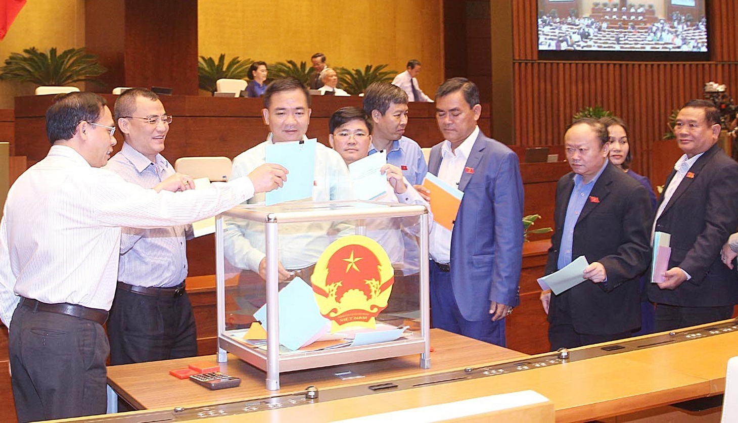Các đại biểu bỏ phiếu tín nhiệm tại một kỳ họp Quốc hội -Ảnh: TTXVN