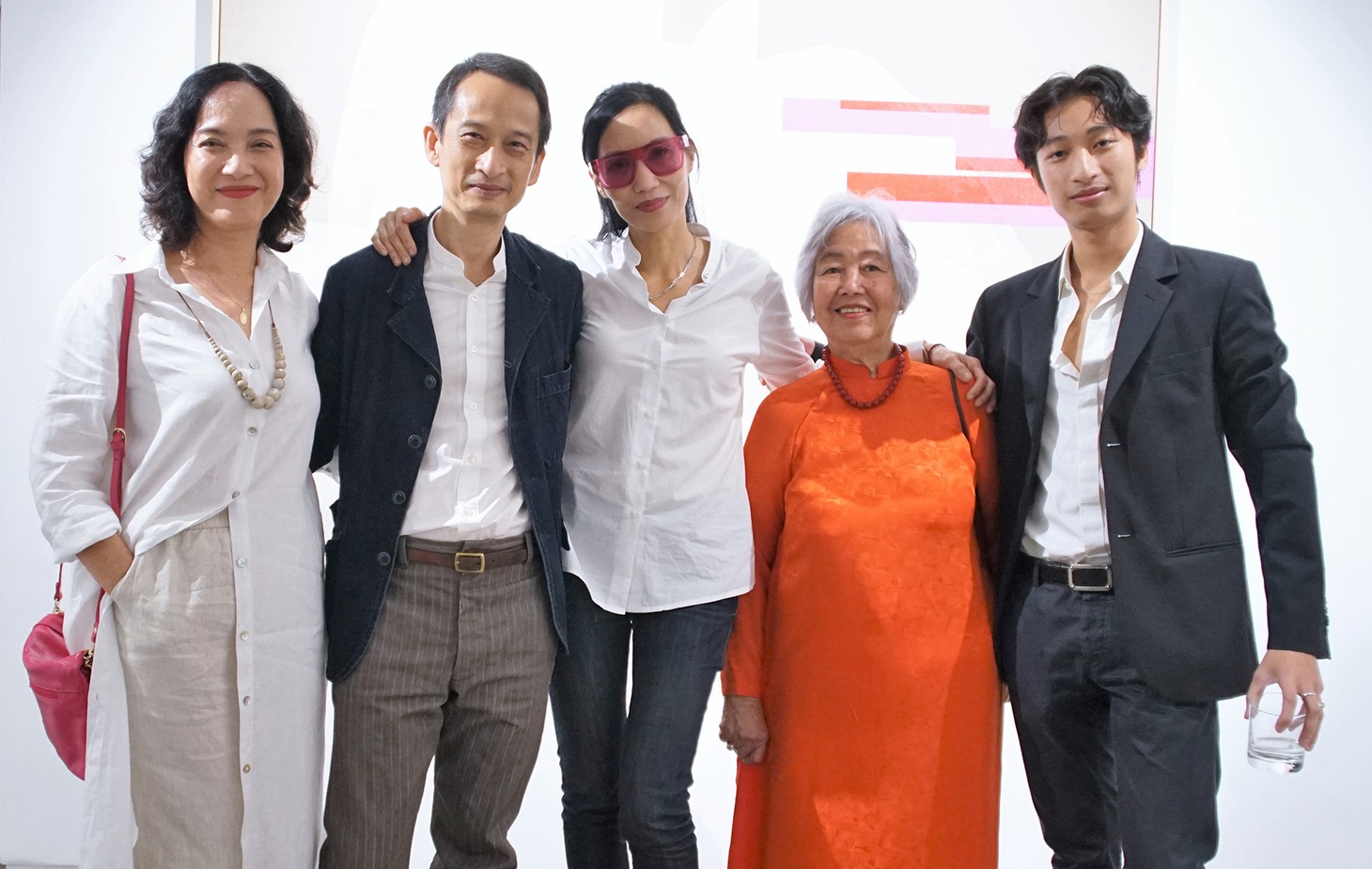 NSND Lê Khanh (bìa trái) và gia đình Trần Nữ Yên Khê - Ảnh: H.VY