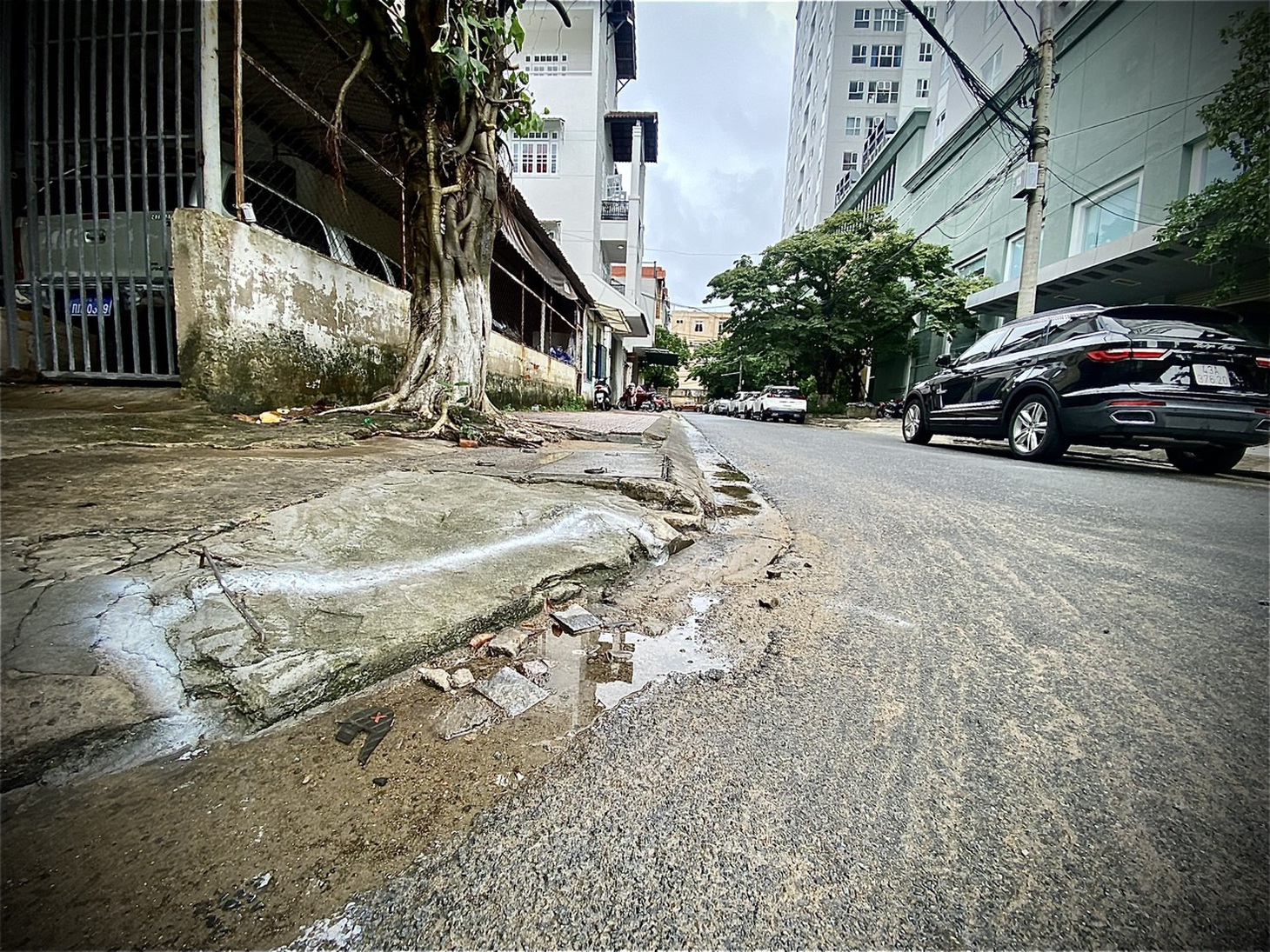 ...Sau đó người dân trong khu vực đánh dấu nhiều vị trí có thể làm thêm cửa thu nước tại điểm ngập này để tăng khả năng thoát nước trên mặt đường - Ảnh: TRƯỜNG TRUNG