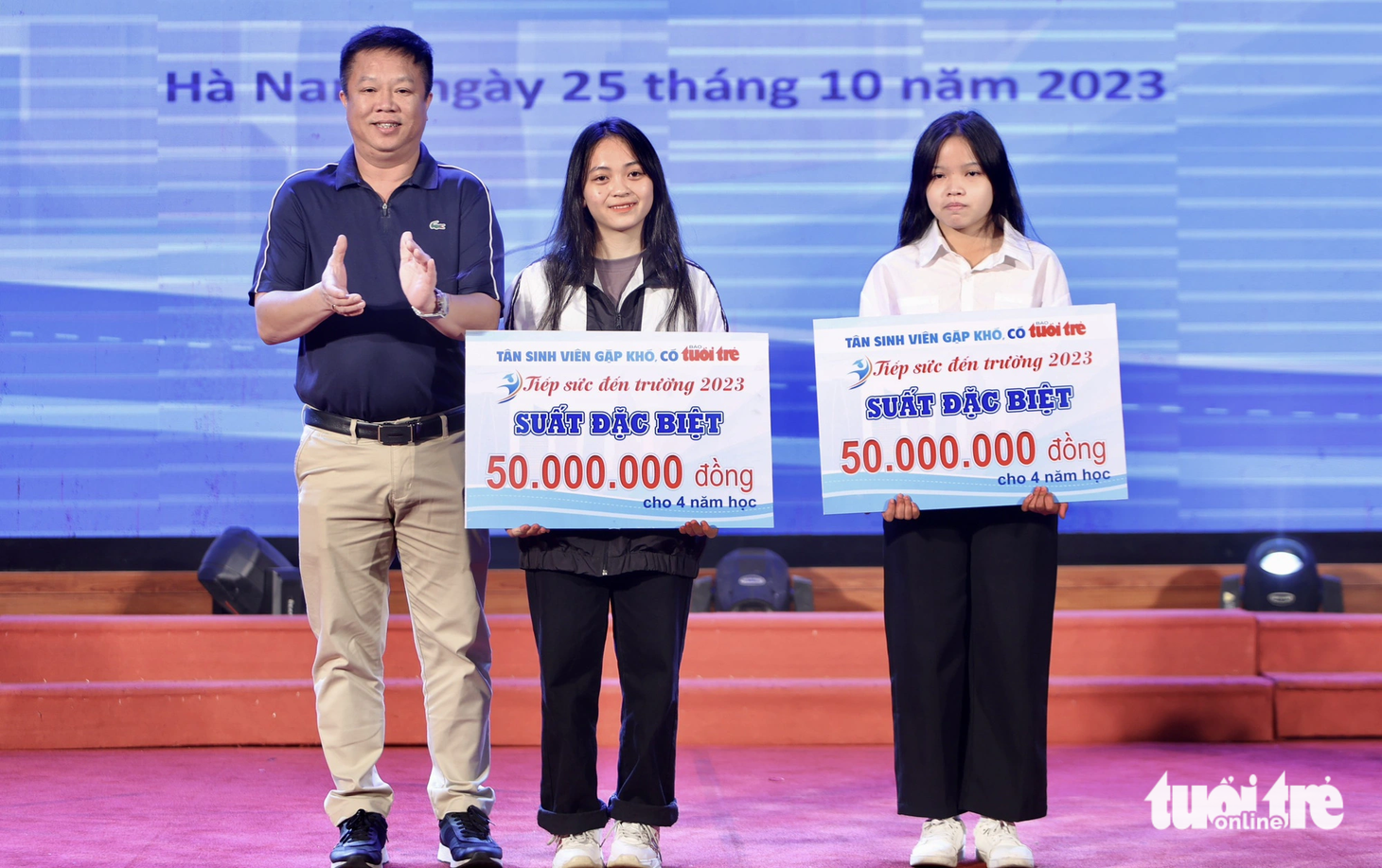 Tại lễ trao, hai bạn tân sinh viên Trần Thúy Hảo và Trần Lệ Anh được nhận Quỹ Khuyến học Vinacam - Công ty cổ phần tập đoàn Vinacam trao tặng suất học bổng đặc biệt trị giá 50 triệu đồng trong suốt bốn năm học - Ảnh: NGUYỄN KHÁNH