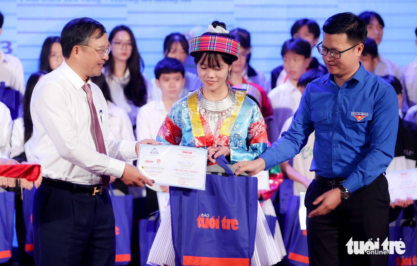 Ông Nguyễn Đức Vượng, Phó Chủ tịch UBND tỉnh Hà Nam (trái) và anh Vũ Trần Tùng Anh, Phó Bí thư tỉnh đoàn Hà Nam trao học bổng cho tân sinh viên - Ảnh: NGUYỄN KHÁNH
