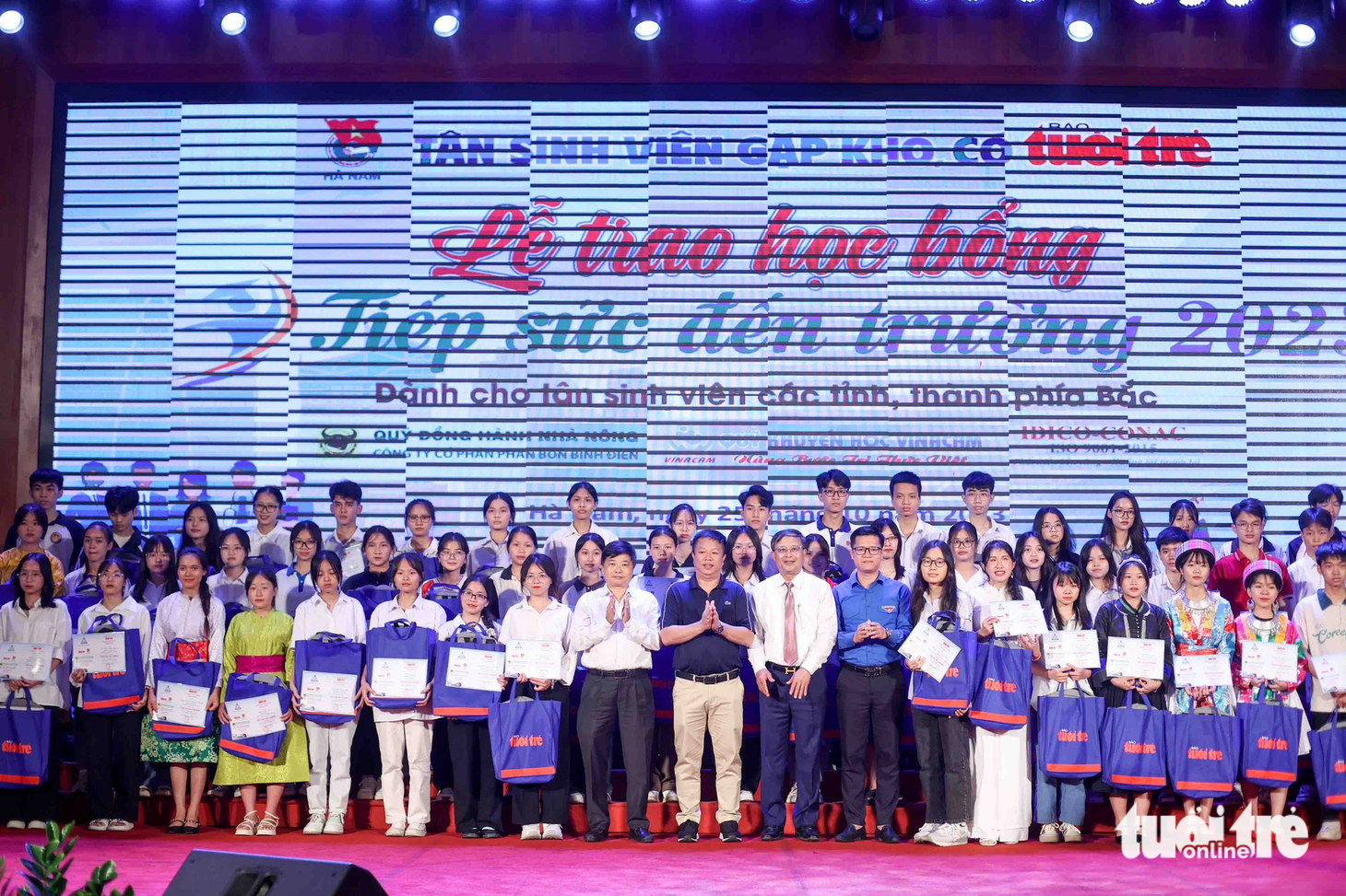 Các đại biểu chụp ảnh lưu niệm với các bạn tân sinh viên 19 tỉnh, thành Đồng bằng sông Hồng và khu vực phía Bắc năm 2023 nhận học bổng "Tiếp sức đến trường" đợt II - Ảnh: NGUYỄN KHÁNH