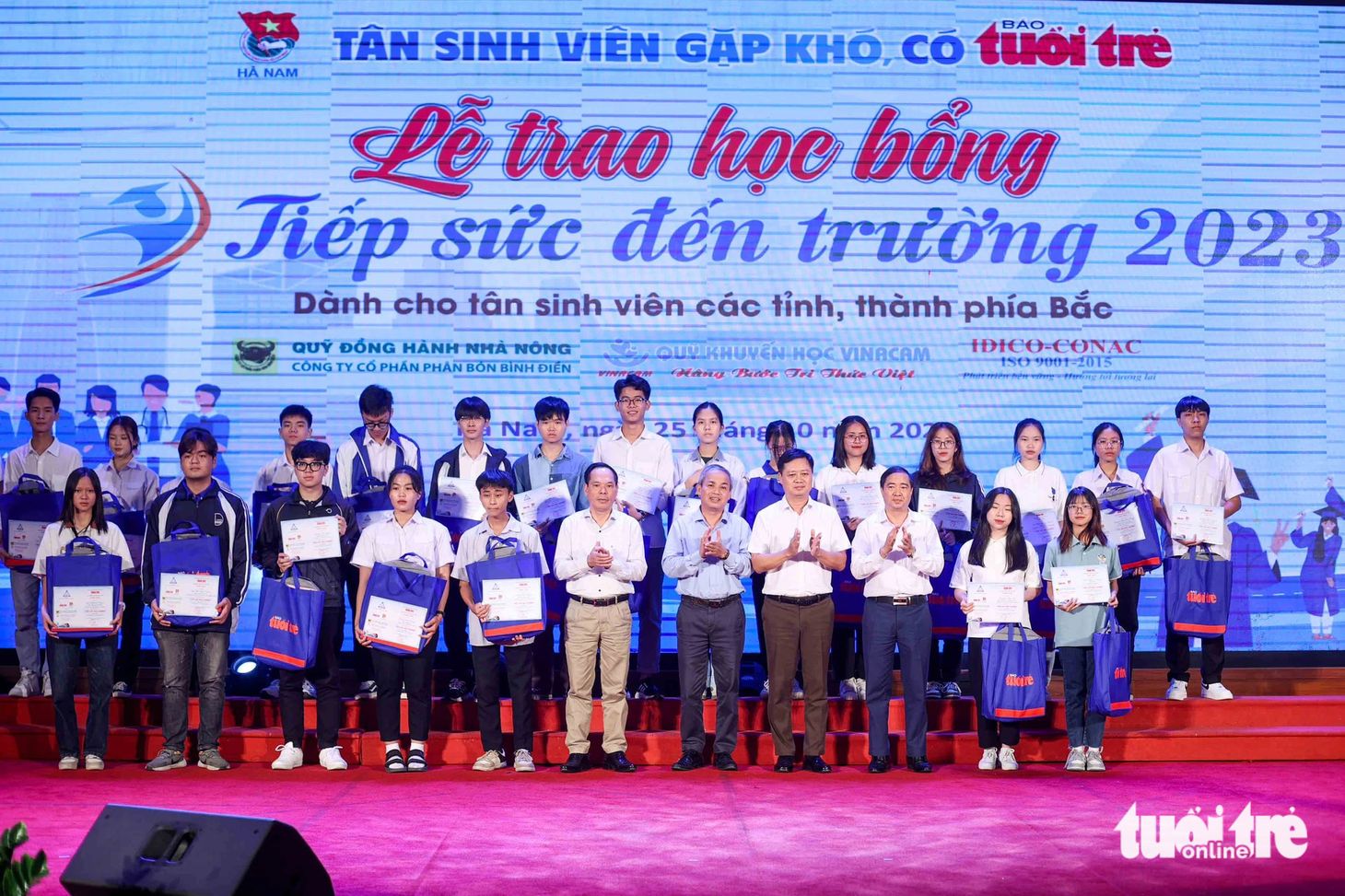 Các đại biểu chụp ảnh lưu niệm với các bạn tân sinh viên 19 tỉnh, thành Đồng bằng sông Hồng và khu vực phía Bắc năm 2023 nhận học bổng "Tiếp sức đến trường" đợt III - Ảnh: NGUYỄN KHÁNH