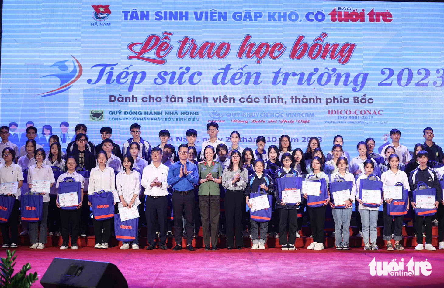 Các đại biểu chụp ảnh lưu niệm với các bạn tân sinh viên 19 tỉnh, thành Đồng bằng sông Hồng và khu vực phía Bắc năm 2023 nhận học bổng "Tiếp sức đến trường" đợt IV - Ảnh: NGUYỄN KHÁNH
