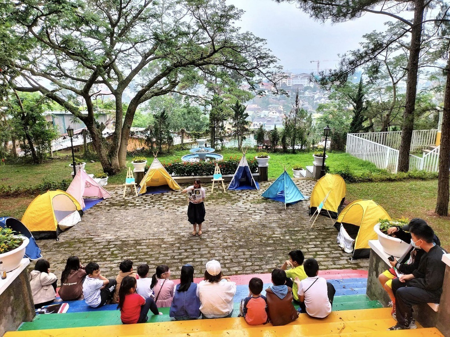 Du lịch học tập tại Dinh 1 - trong khuôn khổ "Liên hoan kể chuyện", tháng 4-2023. Trong số các khán giả có nhiều du khách ngồi cùng trẻ em địa phương