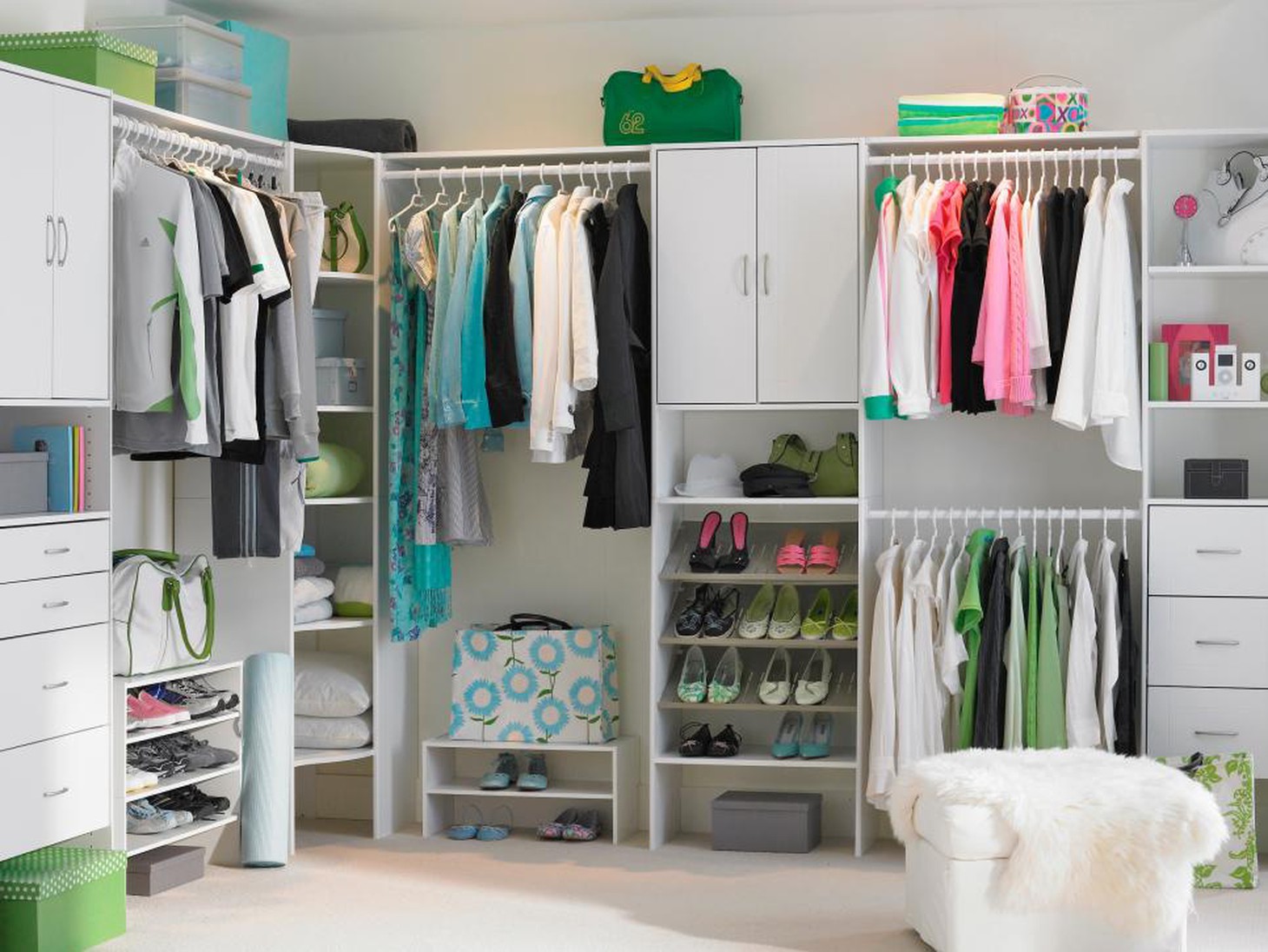 Tủ quần áo không cửa ngăn tạo cảm giác bạn đang ở cửa hàng thời trang vậy - Ảnh: HGTV