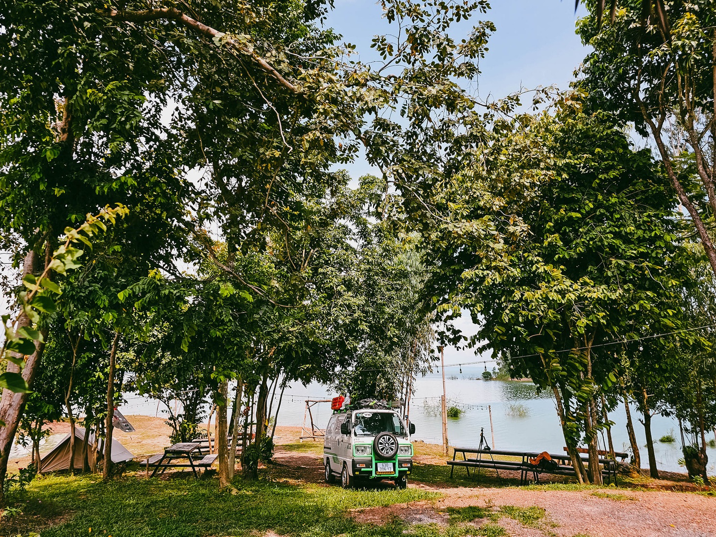 Suzuki Blind Van có điểm trừ là dẫn động cầu sau nên dễ có hiện tượng "quăng đuôi". Nhưng Đăng Khoa luôn thực hiện theo tôn chỉ "chậm là chắc", nên điều đó không ảnh hưởng quá nhiều - Ảnh: NVCC