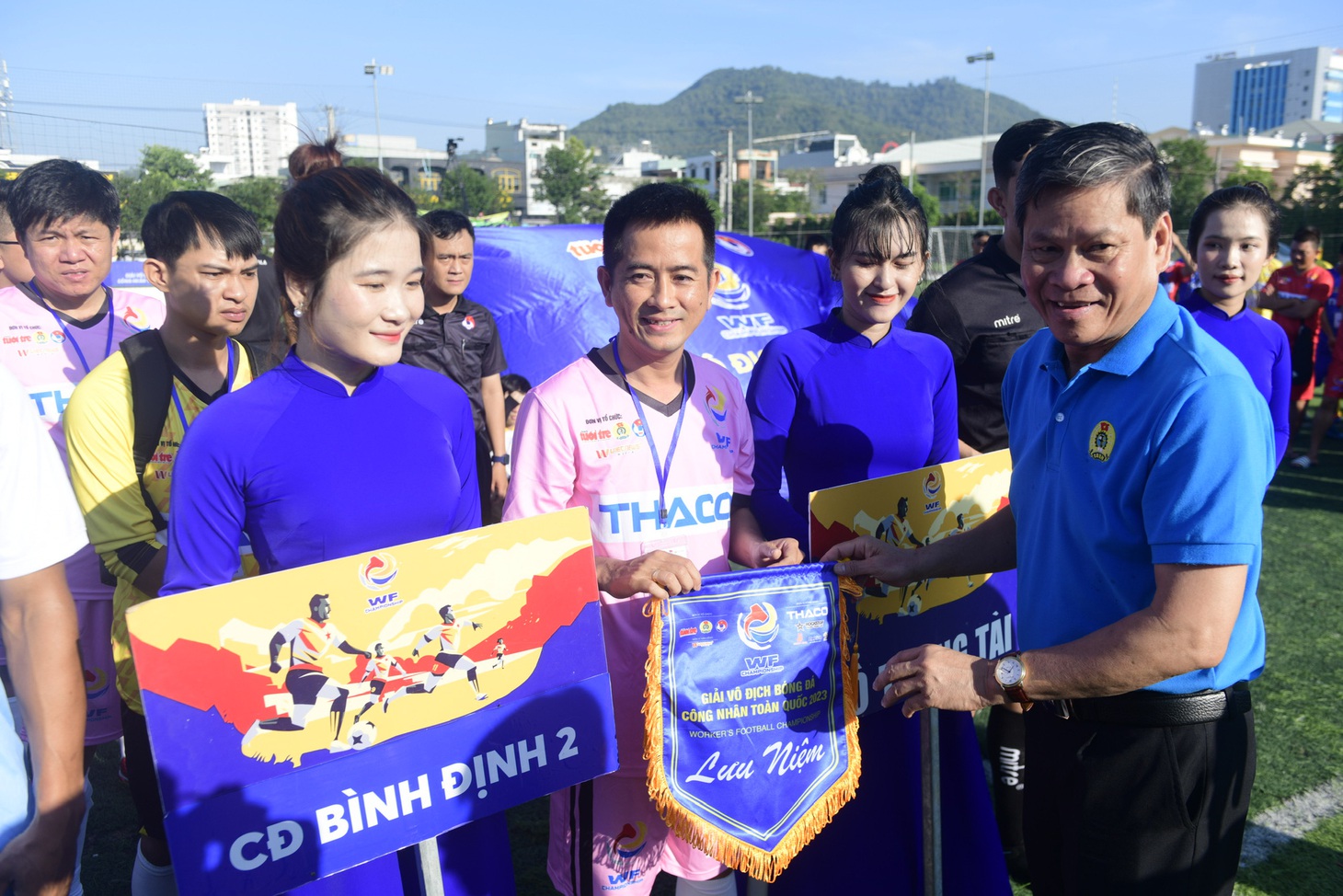 Các đại biểu tặng hoa, cờ lưu niệm cho các đội bóng tham dự giải&nbsp;